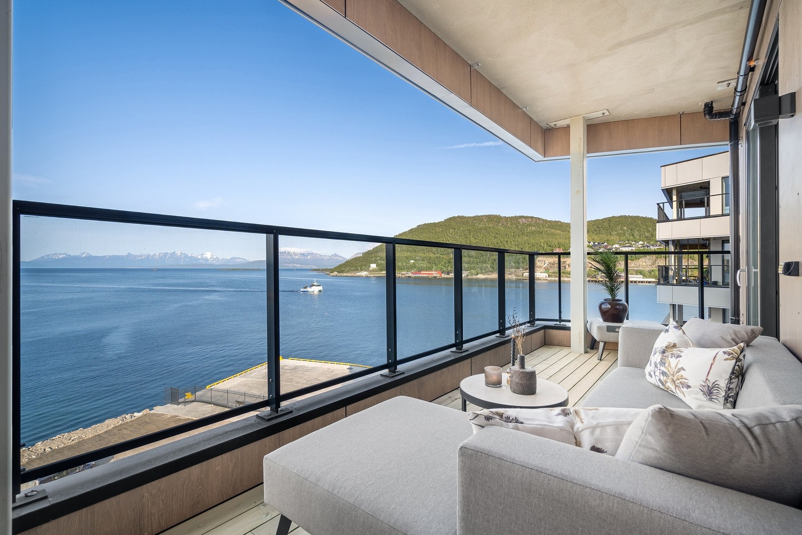 Balkongen er nå innglasset og kan brukes store deler av året Galleribilde