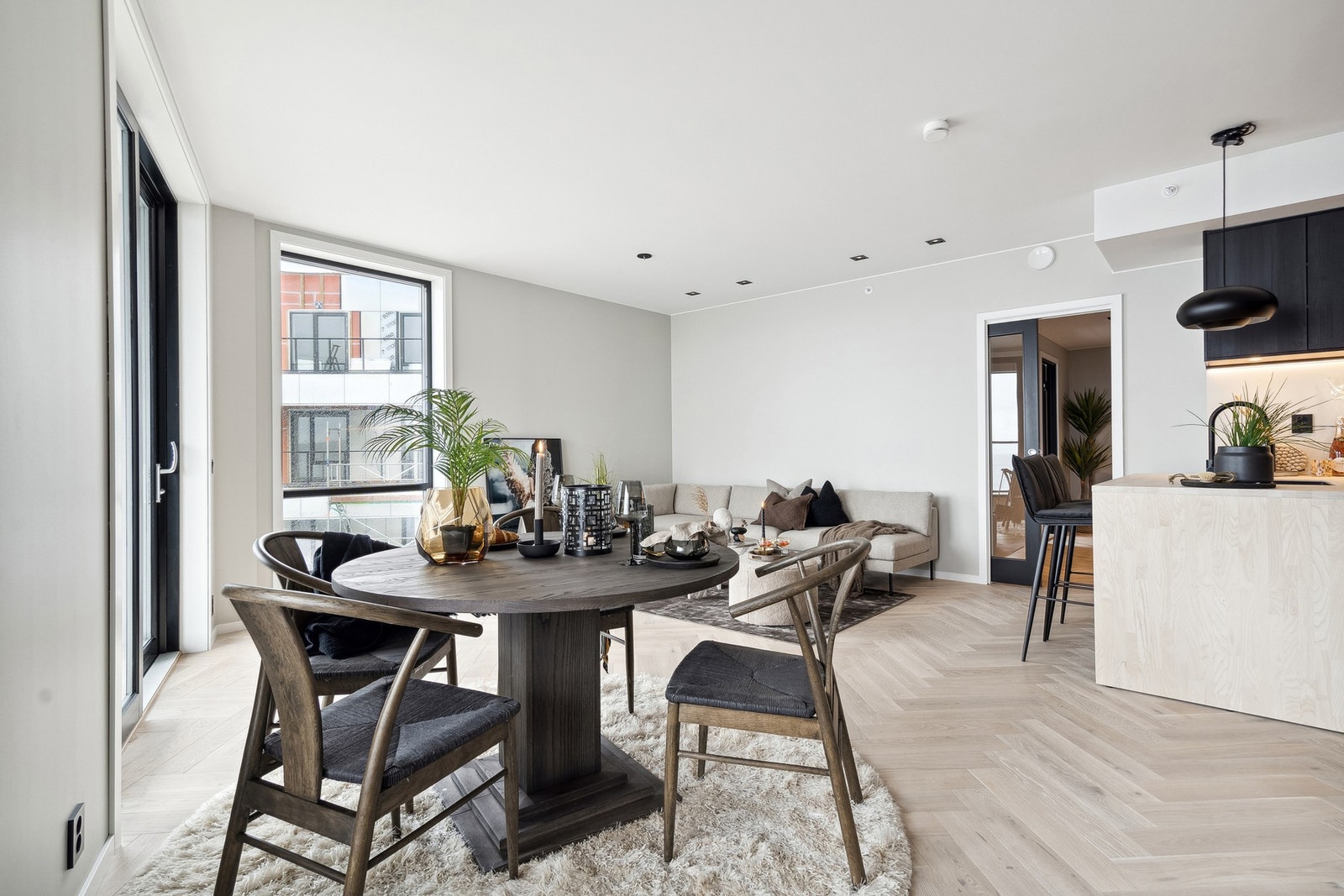 En-stavs fiskebensparkett av høy kvalitet og slette vegger med tiltalende fargevalg Galleribilde