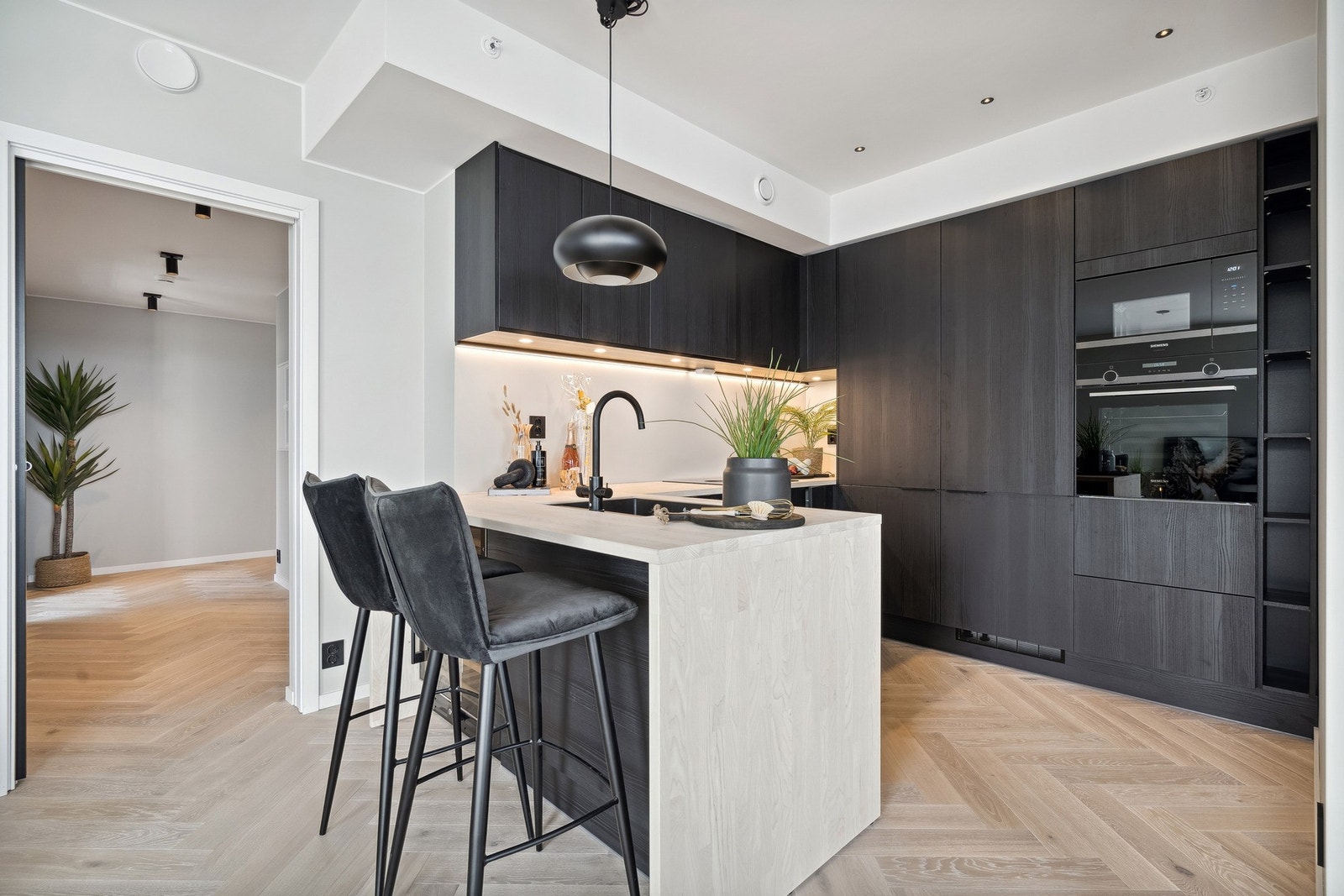 Kjøkkenet har integrerte hvitevarer av høy kvalitet Galleribilde