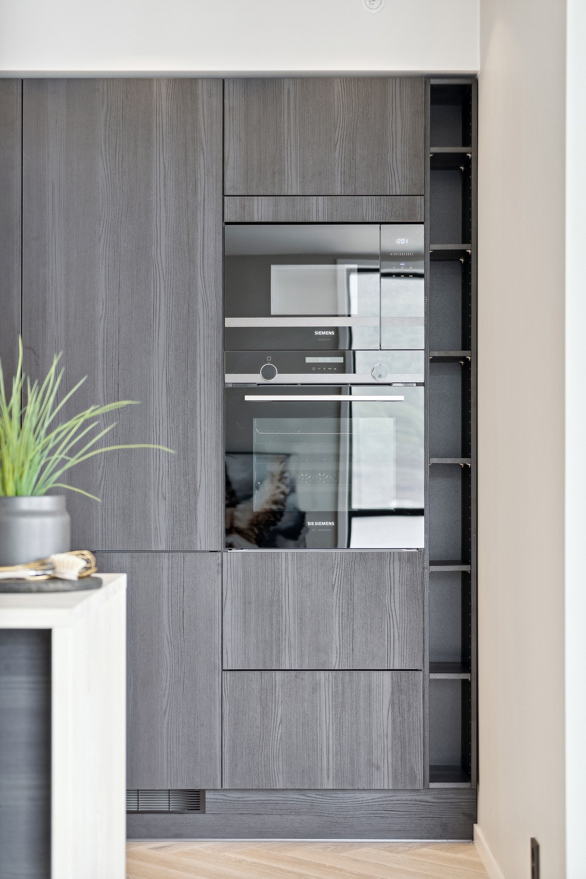 Kjøl/frys, mikrobølgeovn, komfyr og oppvaskmaskin Galleribilde