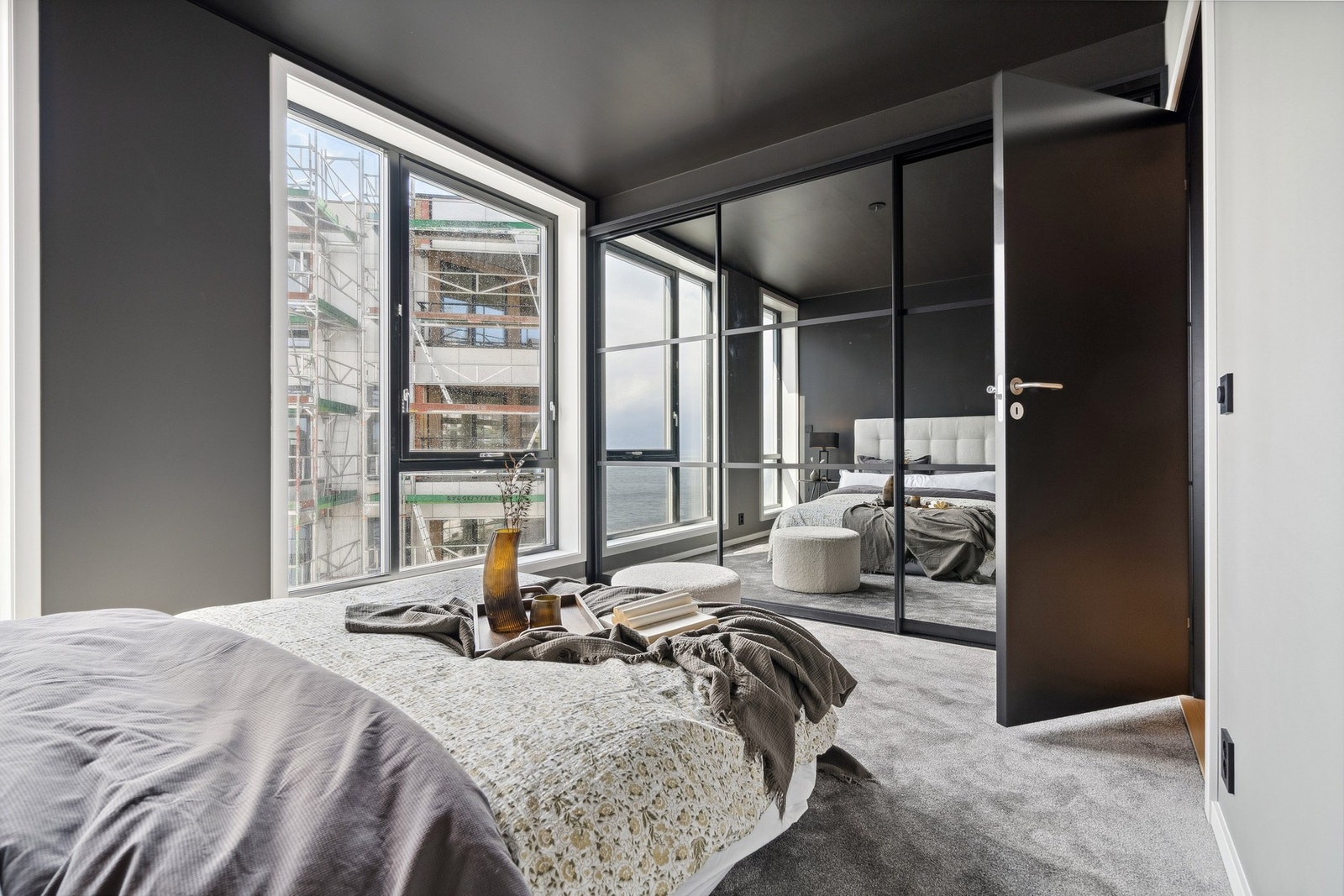 Stor og praktisk skyvedørsgarderobe på hovedsoverommet Galleribilde