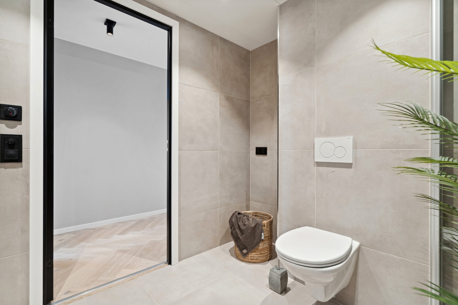 Vegghengt toalett og nisje for vask/tørk Galleribilde