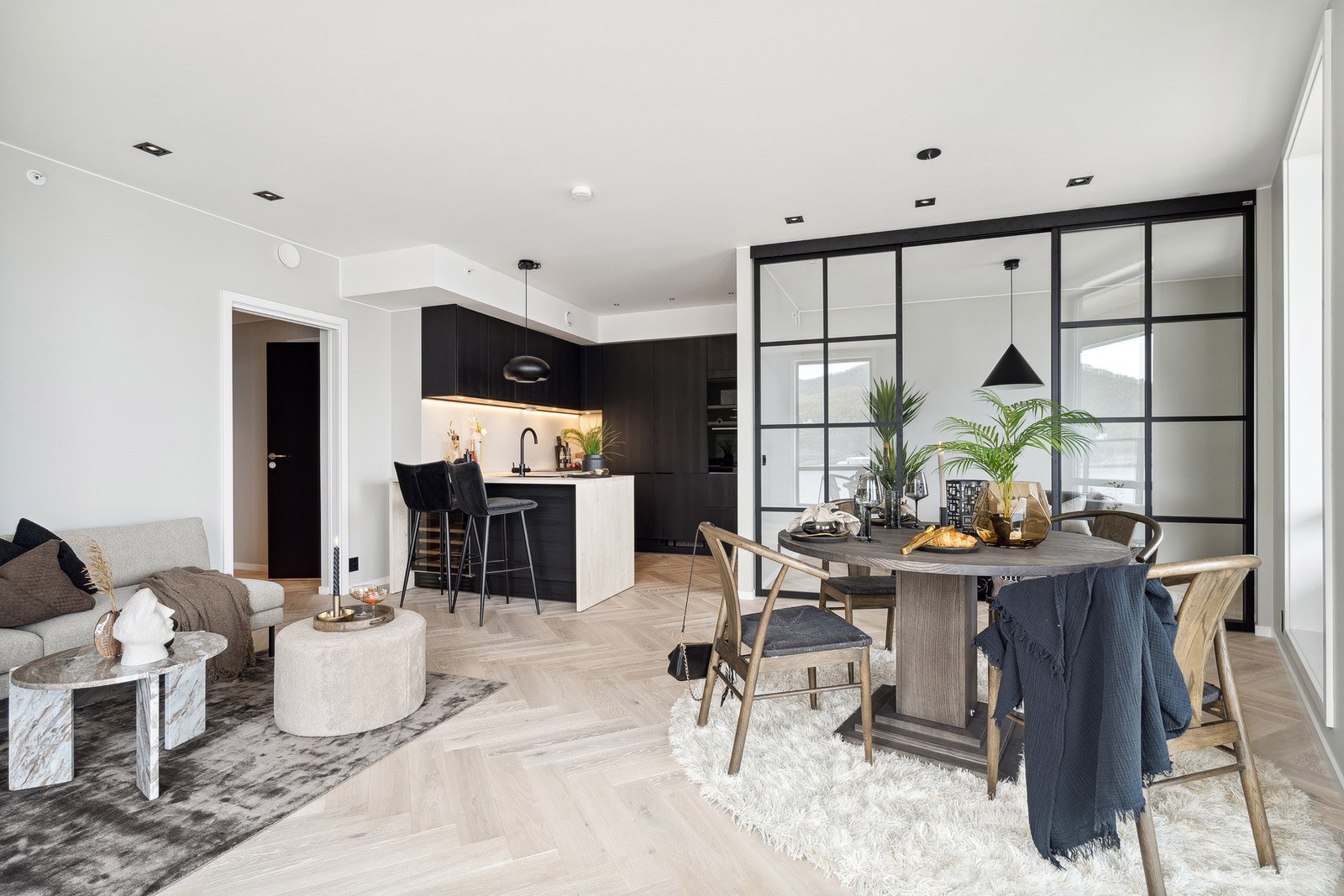 Åpent, moderne og generøs takhøyde som gir god atmosfære Galleribilde