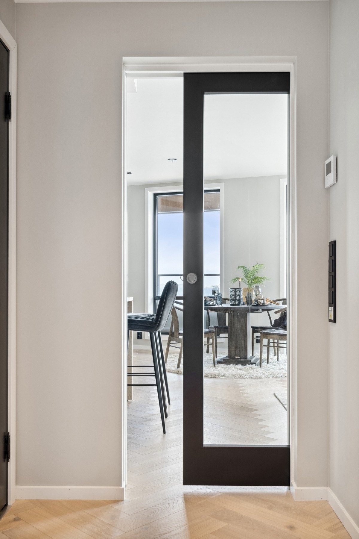 Skyvedør mellom gang og stue/kjøkken Galleribilde