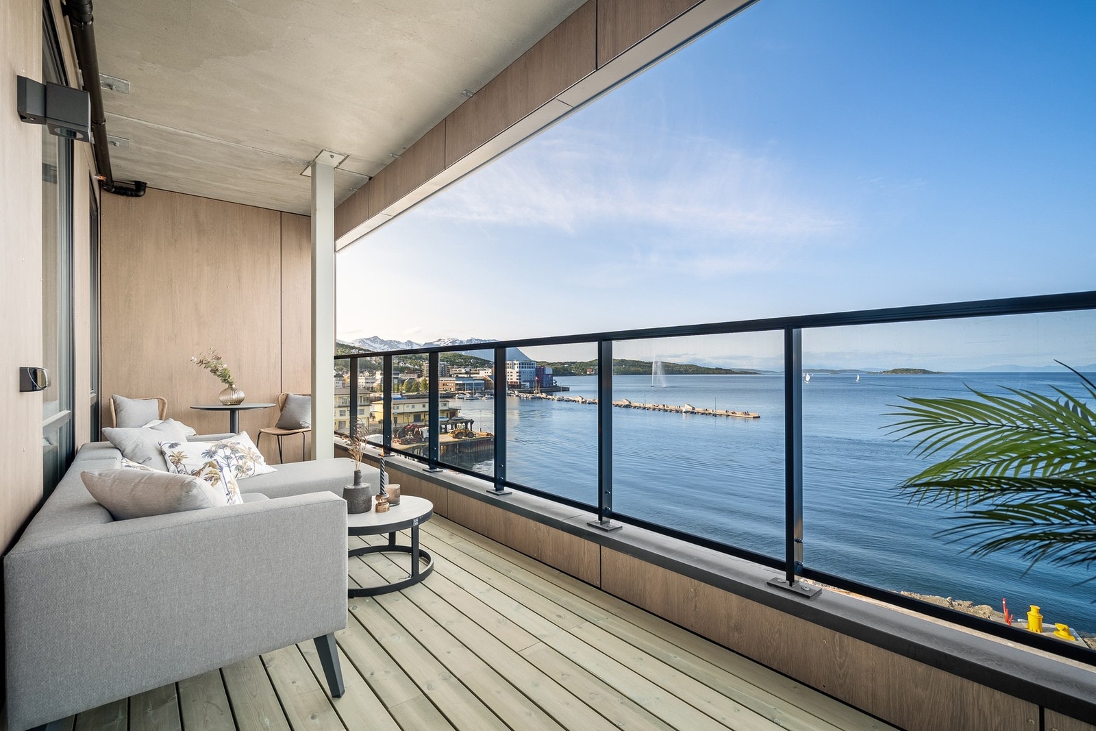 Her nyter du fantastisk utsikt mot deler av byen og innseilingen til Harstad Galleribilde