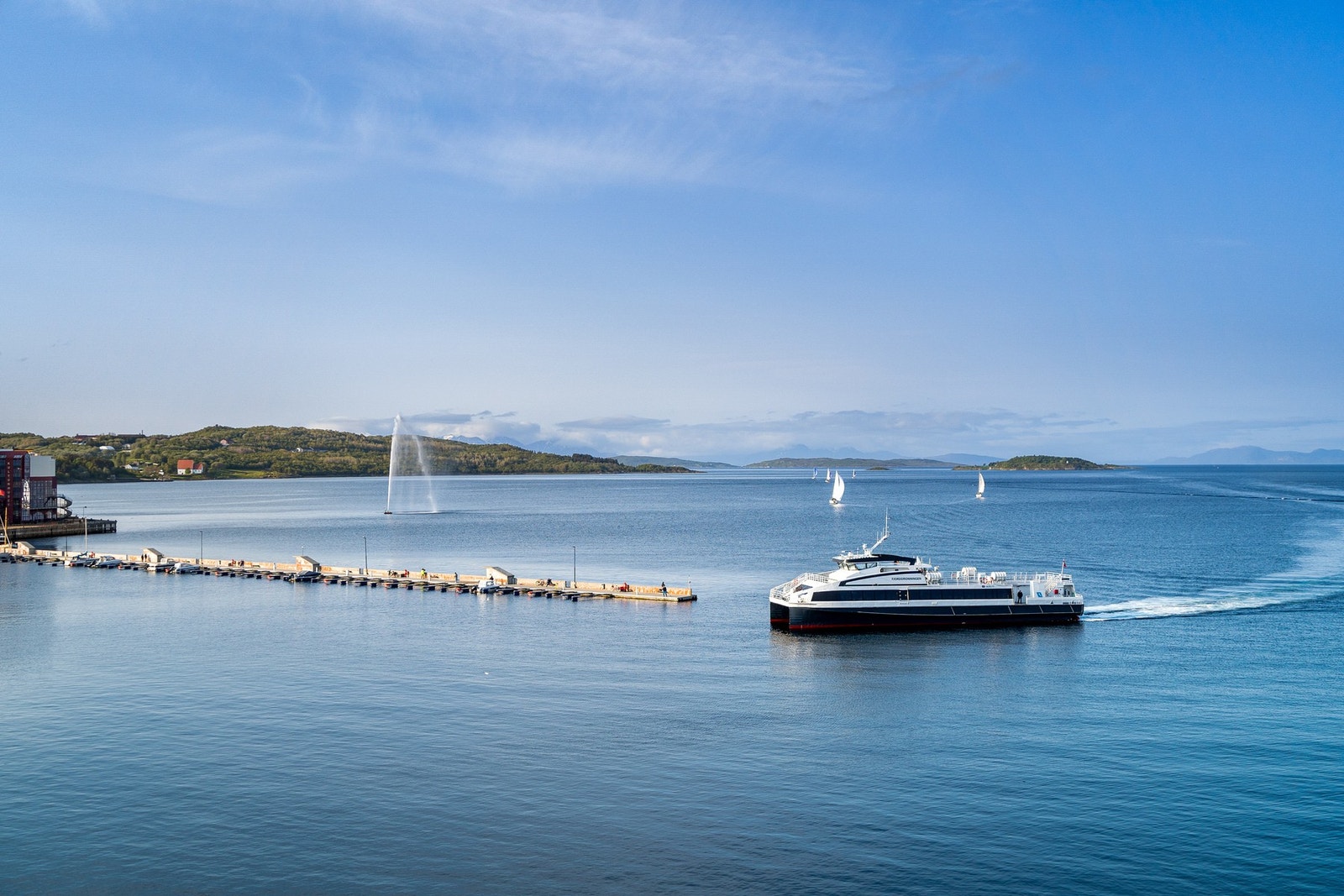 Leiligheten ligger meget fint plassert i front med uhindret og fantastisk utsikt Galleribilde