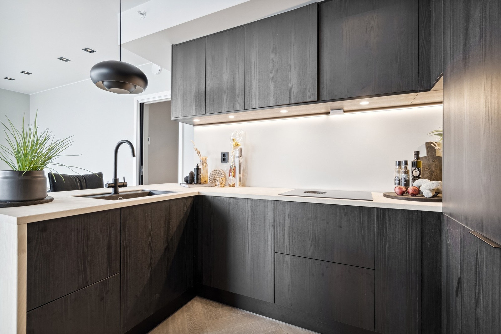 Mørke fronter og lys benkeplate i fin kontrast Galleribilde