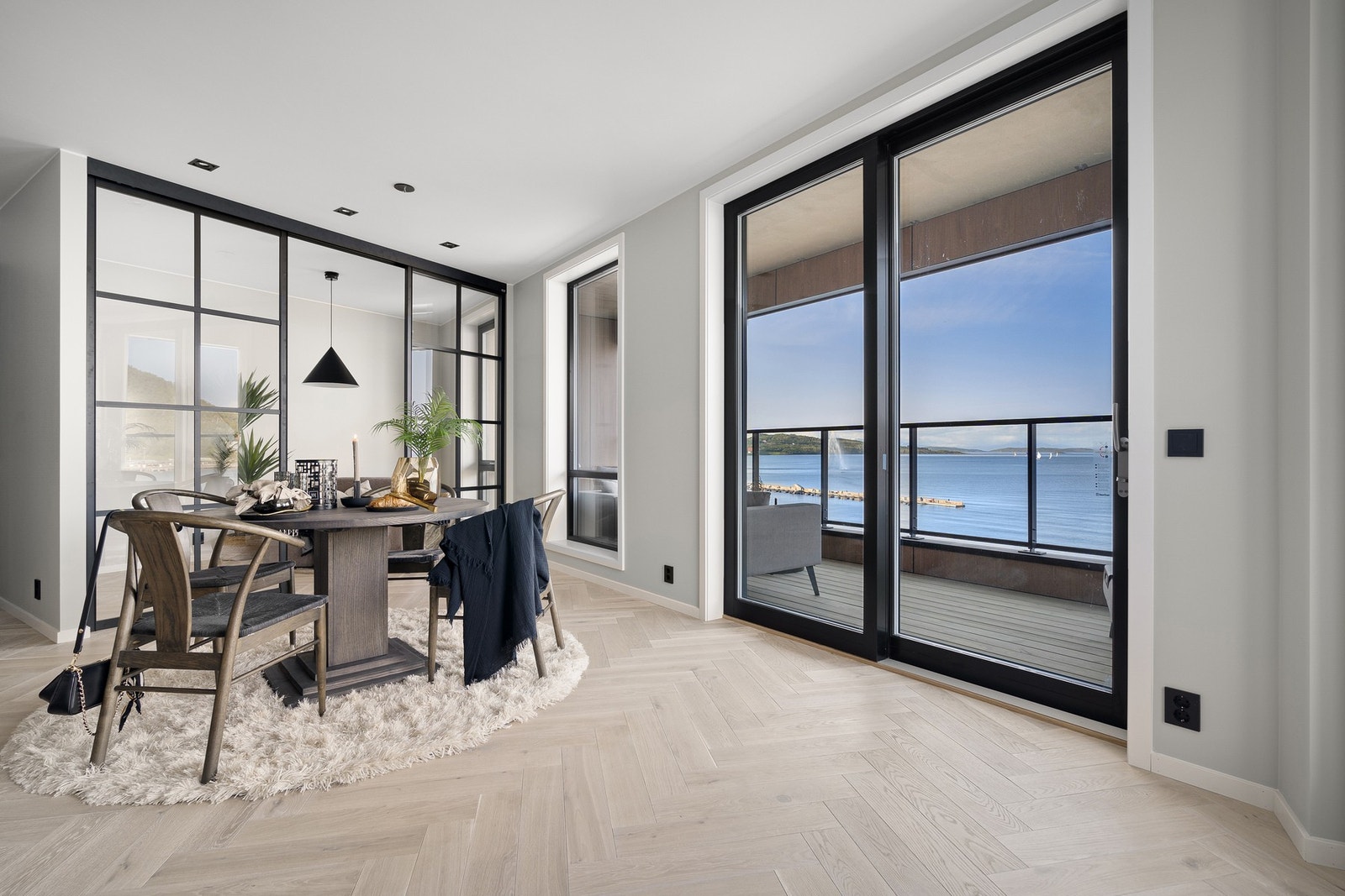 Fra leiligheten er det utgang til innglasset balkong Galleribilde