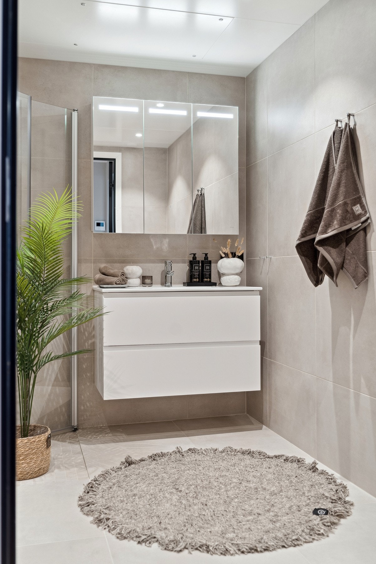 Badet består av tidløse overflater og innredninger Galleribilde