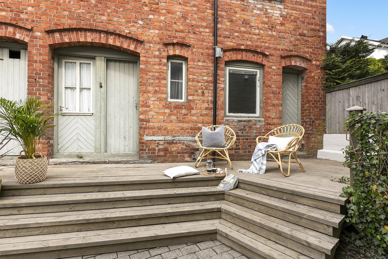 Fine uteplasser i bakgård Galleribilde