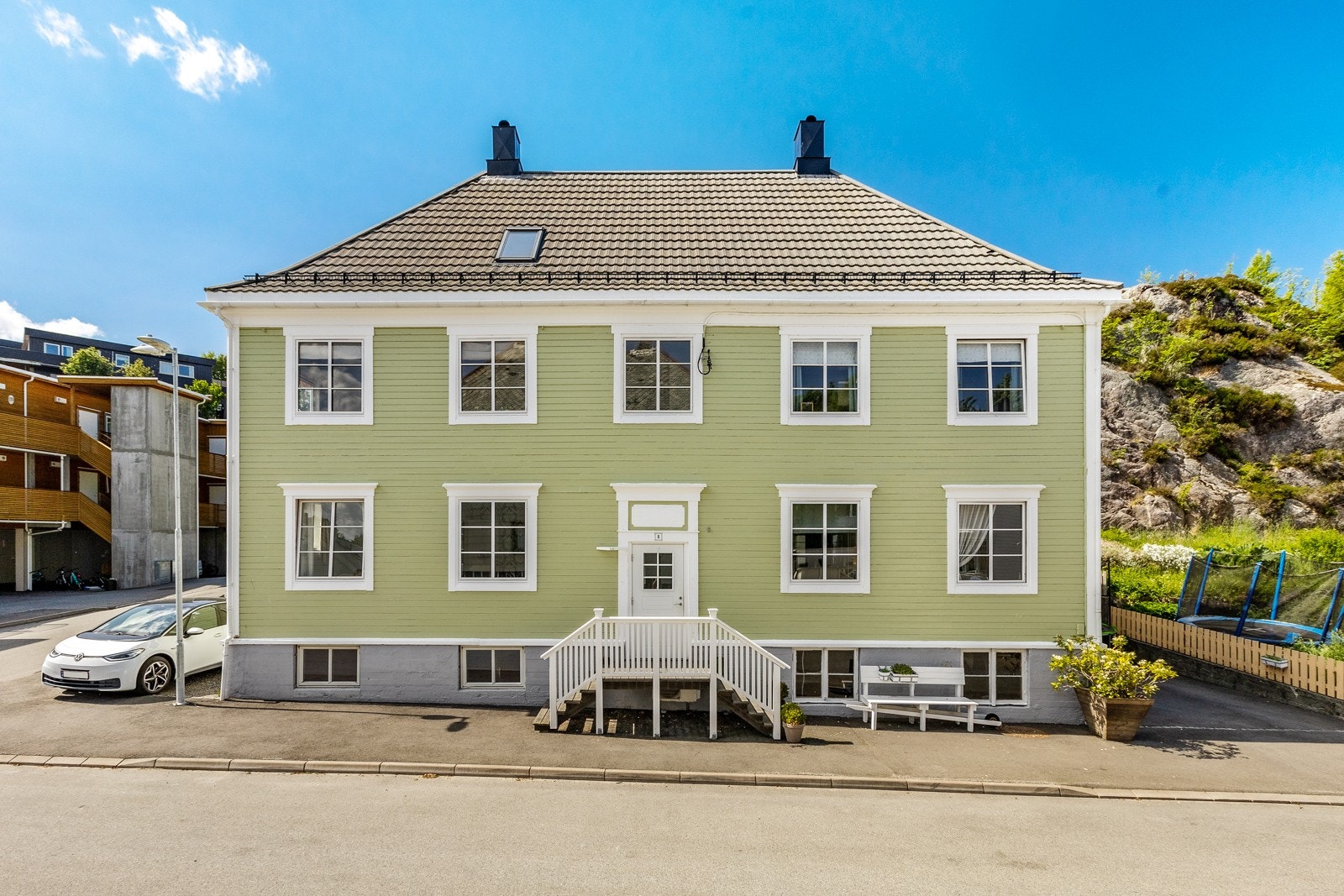 Halvpart av vertikaldelt tomannsbolig over 4 etasjer med parkering og bakhage. Galleribilde