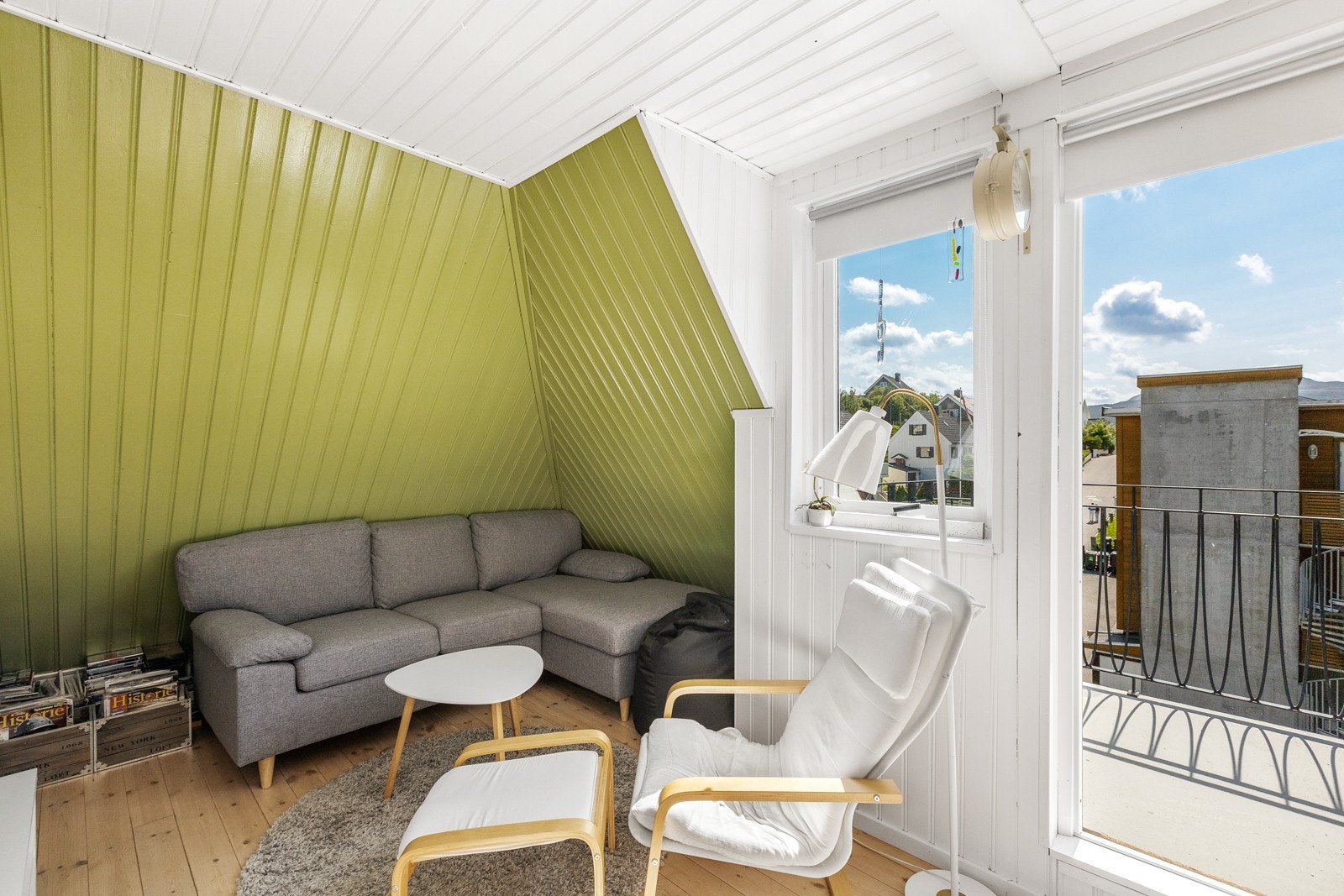 Loftsstue har utgang til balkong. Galleribilde