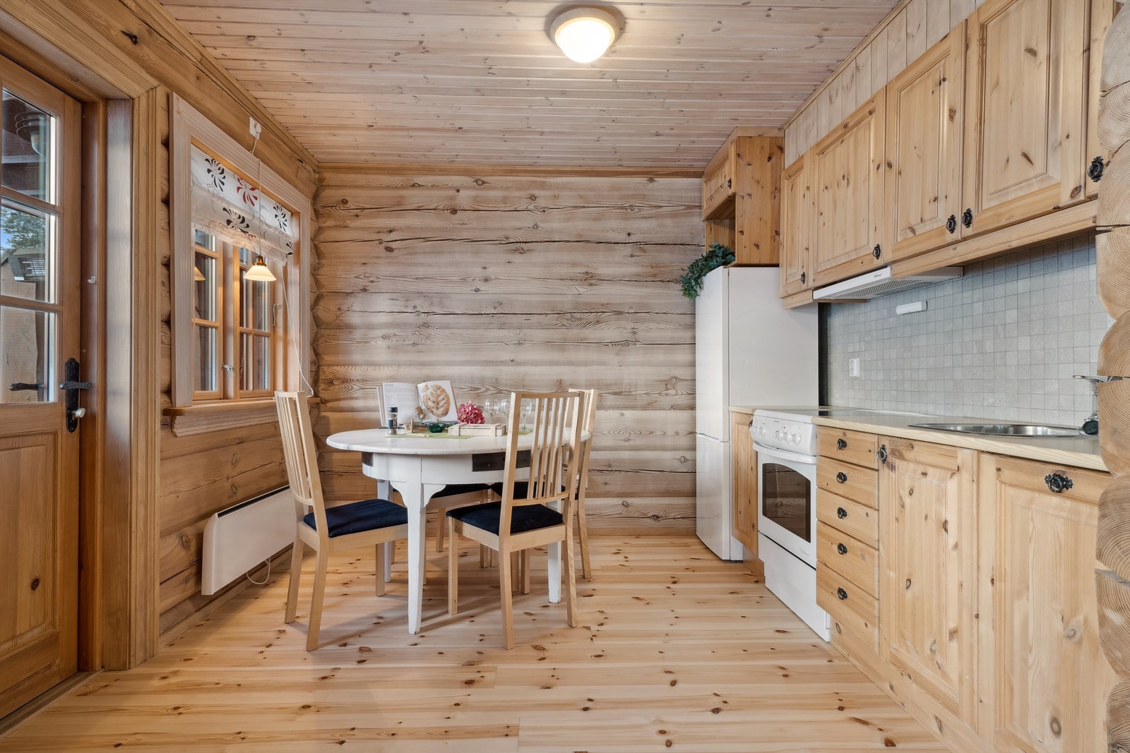 Fra kjøkkendelen er det utgang til uteplassen Galleribilde