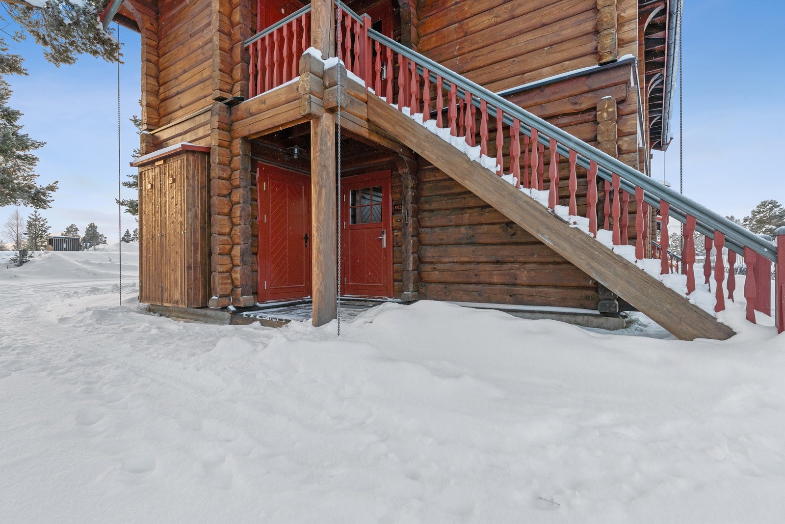 Inngangsparti med adkomst til en sportsbod på ca. 4 m². Utvendig skiskap. Galleribilde