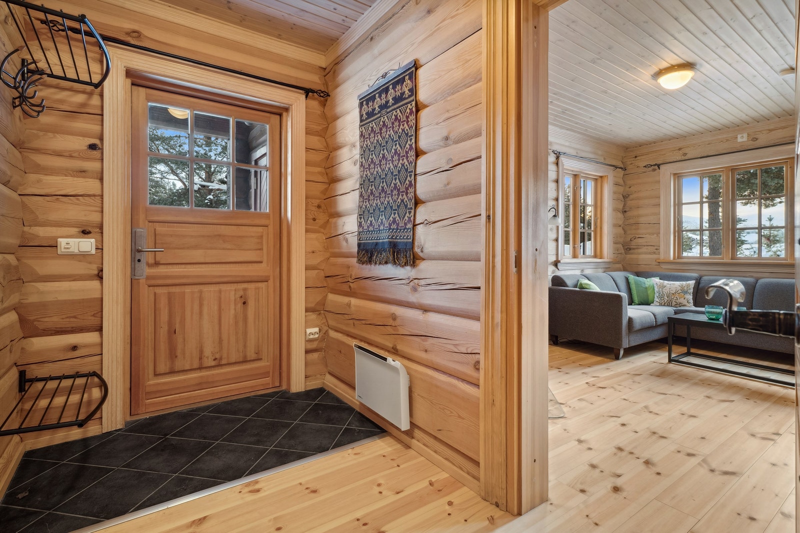 Romslig entré Galleribilde