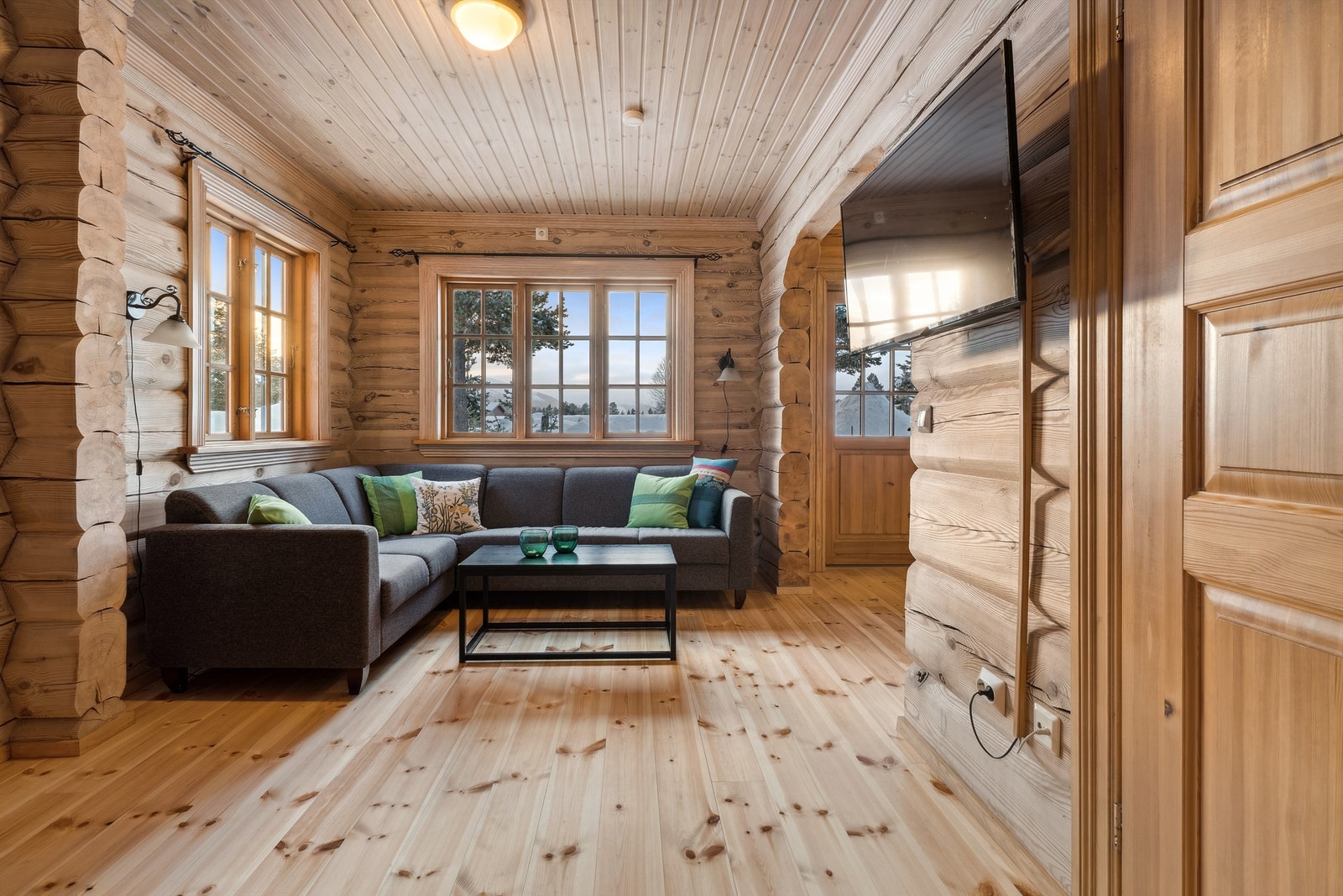 Sjarmerende tømmervegger og lune furugolv er gjennomgående i "hytta" Galleribilde