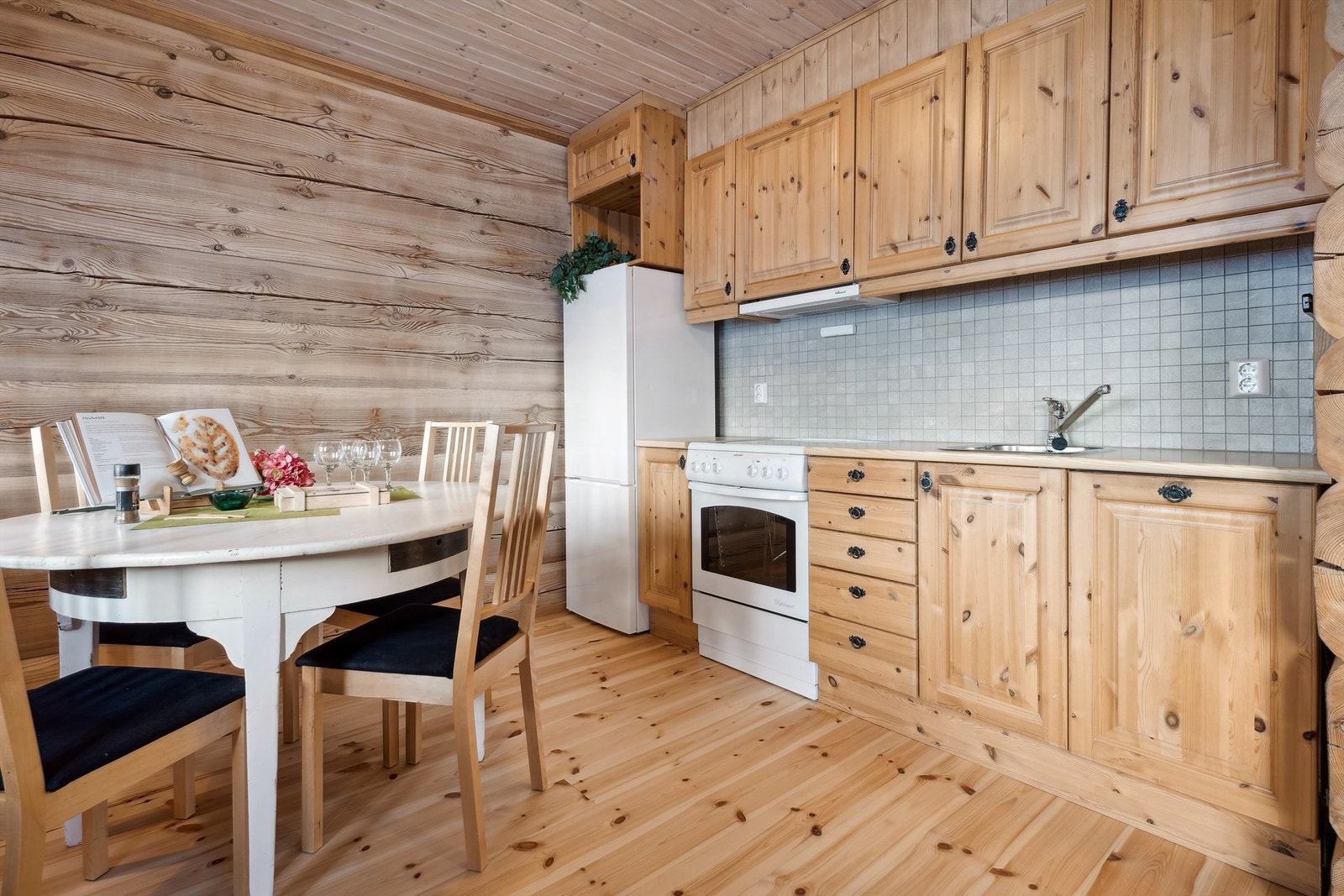 Kjøkkeninnredning i heltre med integrert oppvaskmaskin Galleribilde