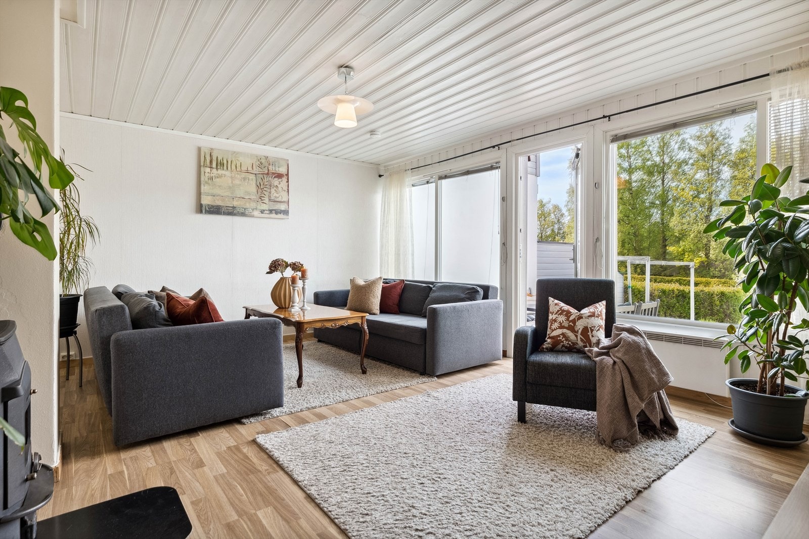 Lys og pen stue med videre utgang til terrasseplatting. Galleribilde