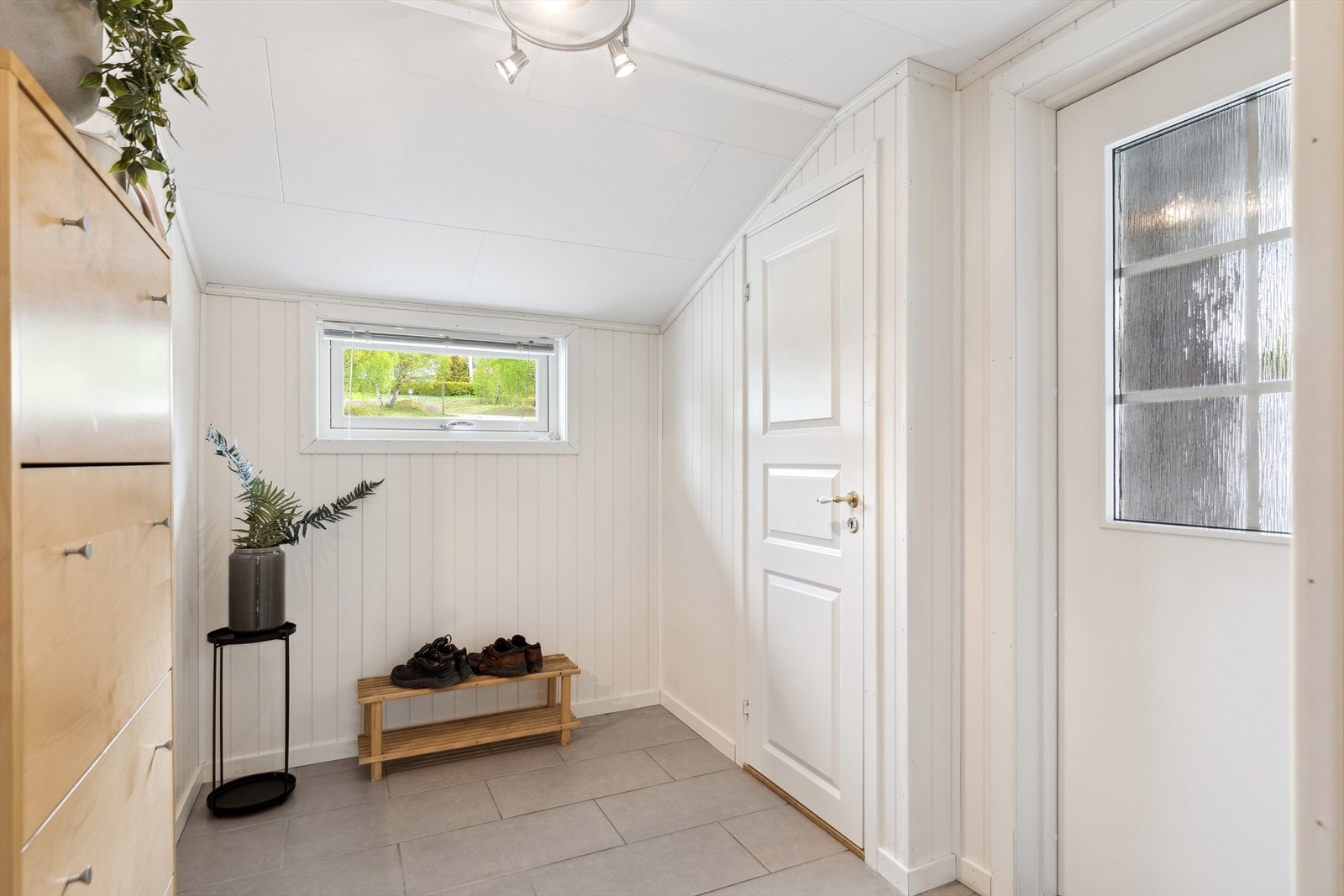 Lys og Hyggelig entre ønsker deg velkommen. Her med videre tilgang til bad i 1.etg. Galleribilde