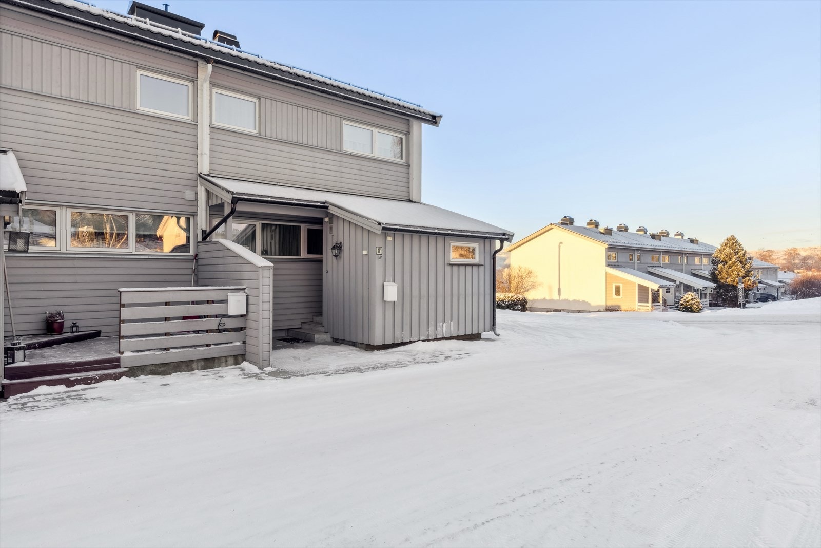 Takoverbygget inngangsparti mot øst. Galleribilde