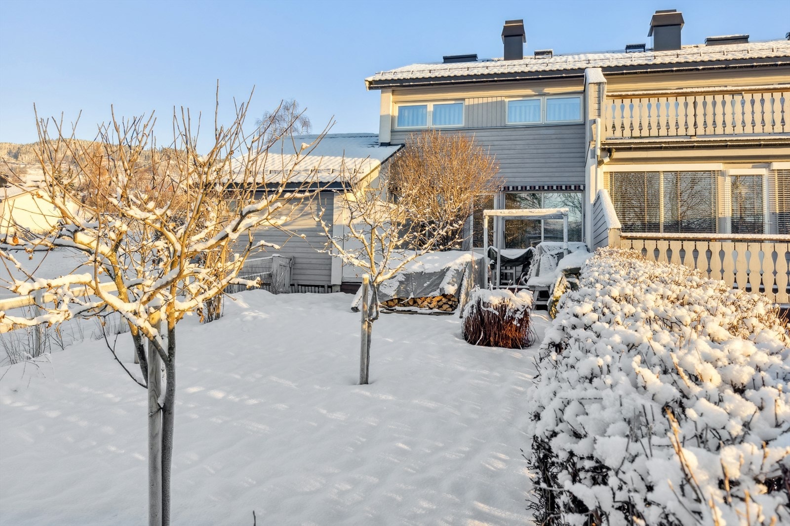 Terrasse og hage på boligens vestside. Galleribilde