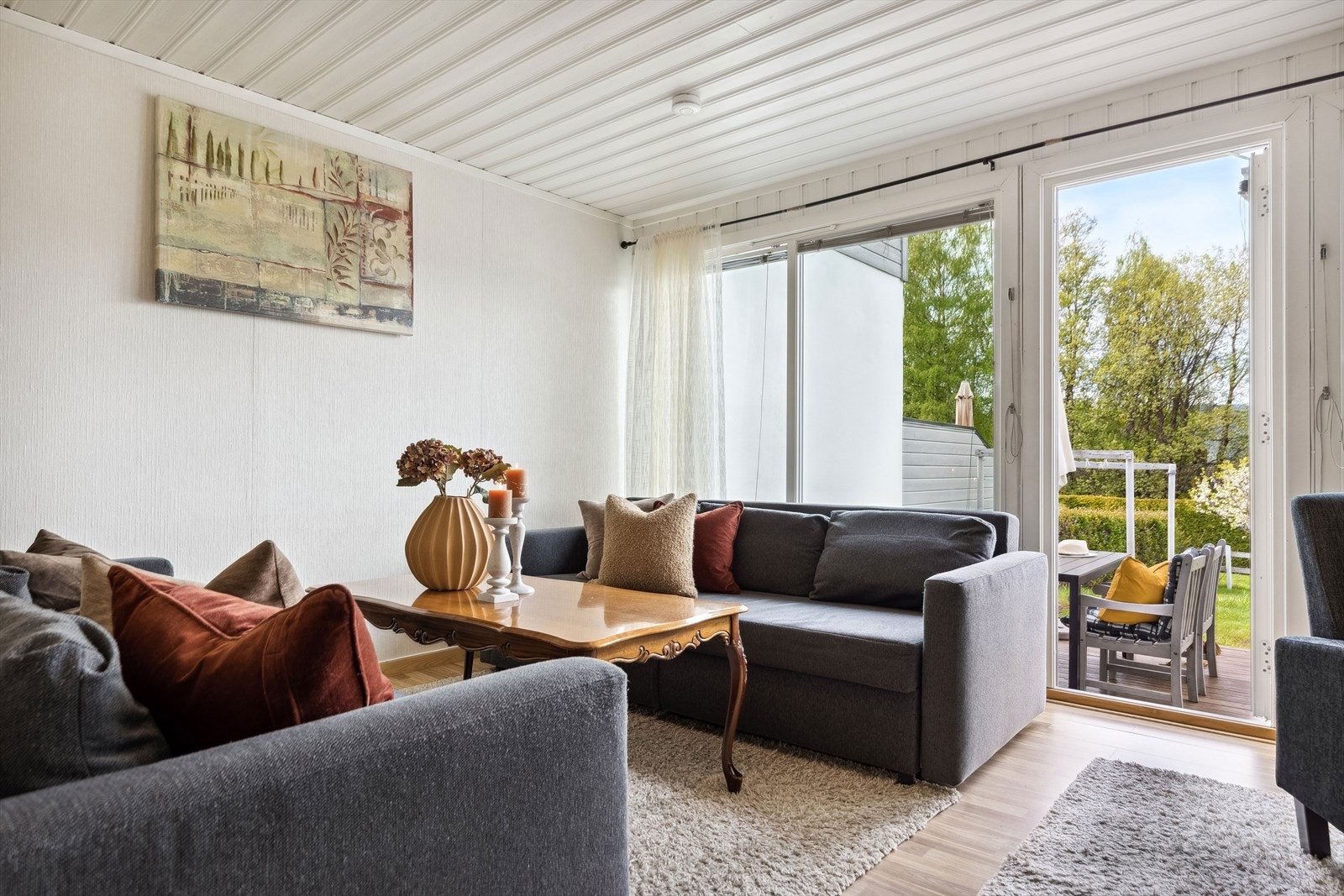 Fra stuen er det utgang til solrik vestvendt terrrasse. Galleribilde