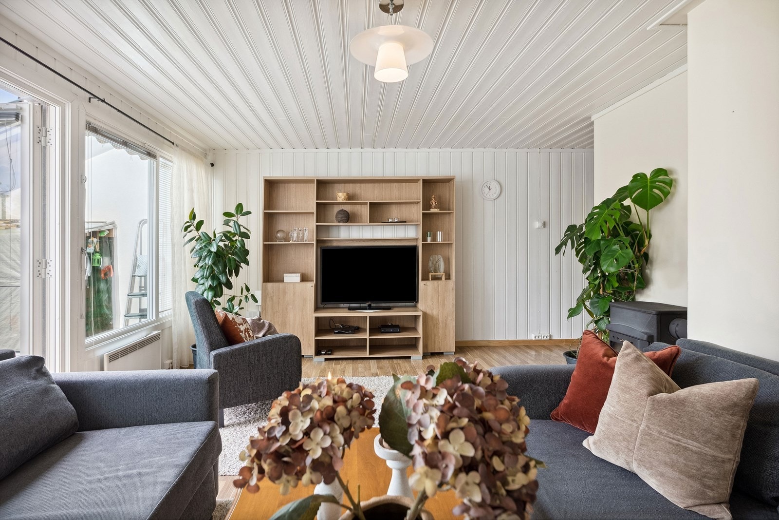 Overflater i rommet består av malt panel på vegger og tak og laminat på gulv. Galleribilde