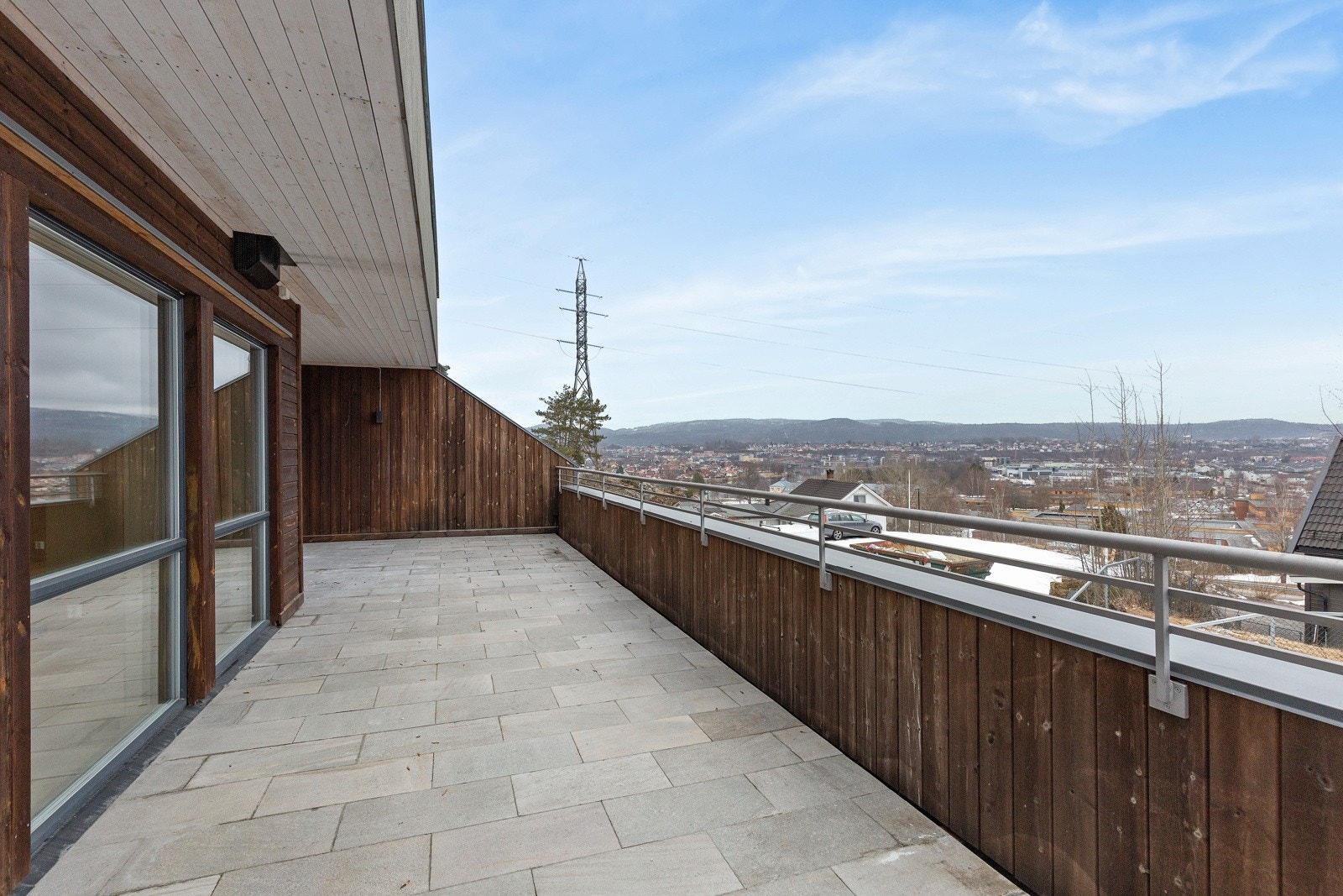 Solrik terrasse med flott utsikt Galleribilde