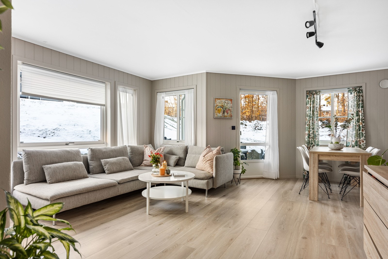Velkommen til Gunnar Reiss-Andersens gate 109 B - en lun, innbydende og velholdt 3-roms andelsleilighet i fra 2005. Presentert av Siri Istre v/PrivatMegleren Larvik. Galleribilde