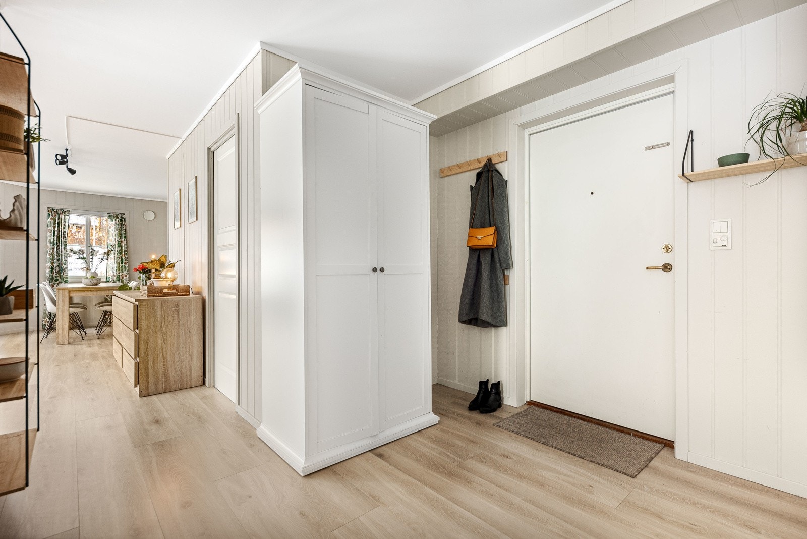 I entreen er det plass til garderobeskap (garderobeskapet medfølger ikke), og mer oppbevaringsplass finnes i en tilliggende innebod. Velkommen inn! Galleribilde