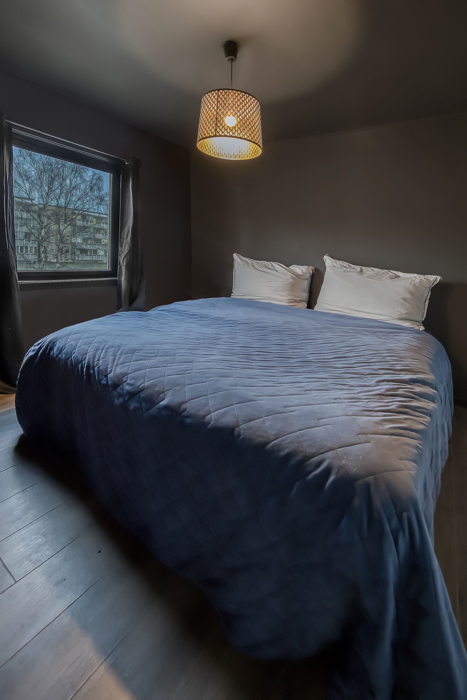 Hovedsoverom med god plass til dobbeltseng og oppbevaring Galleribilde
