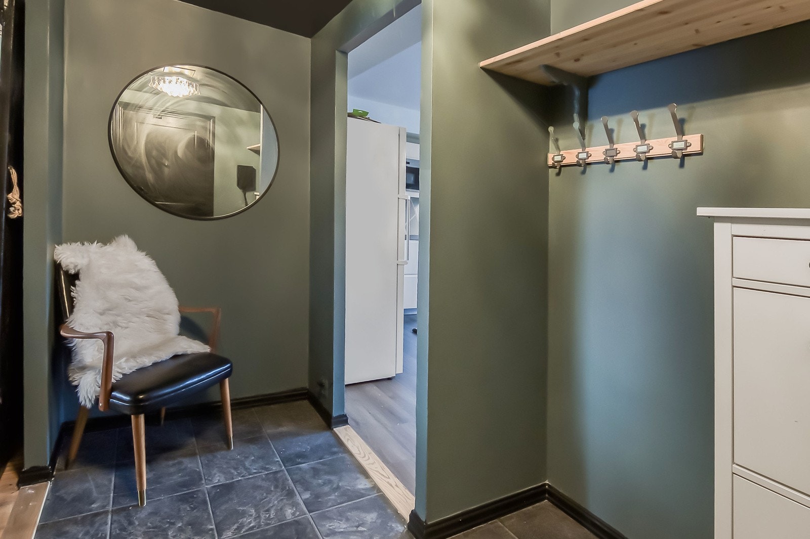 Velkommen inn - nymalt entre med god plass til jakker og sko Galleribilde