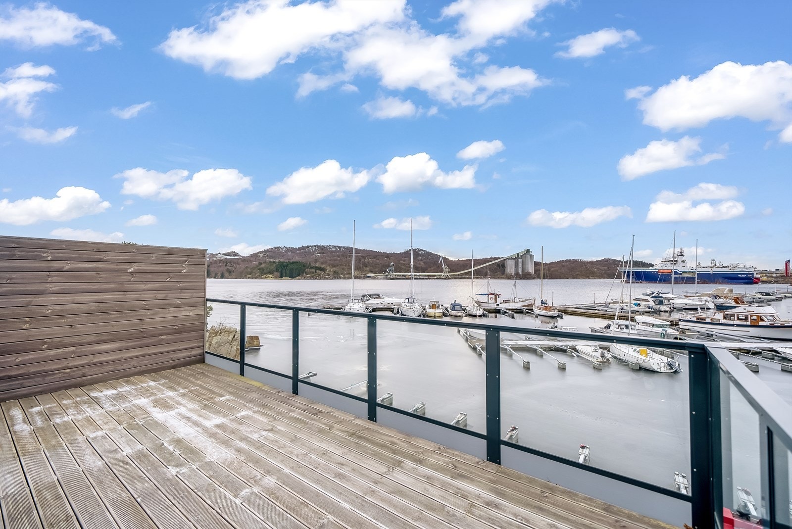 Fin utsikt fra terrassen med gode møbleringsmuligheter. Galleribilde