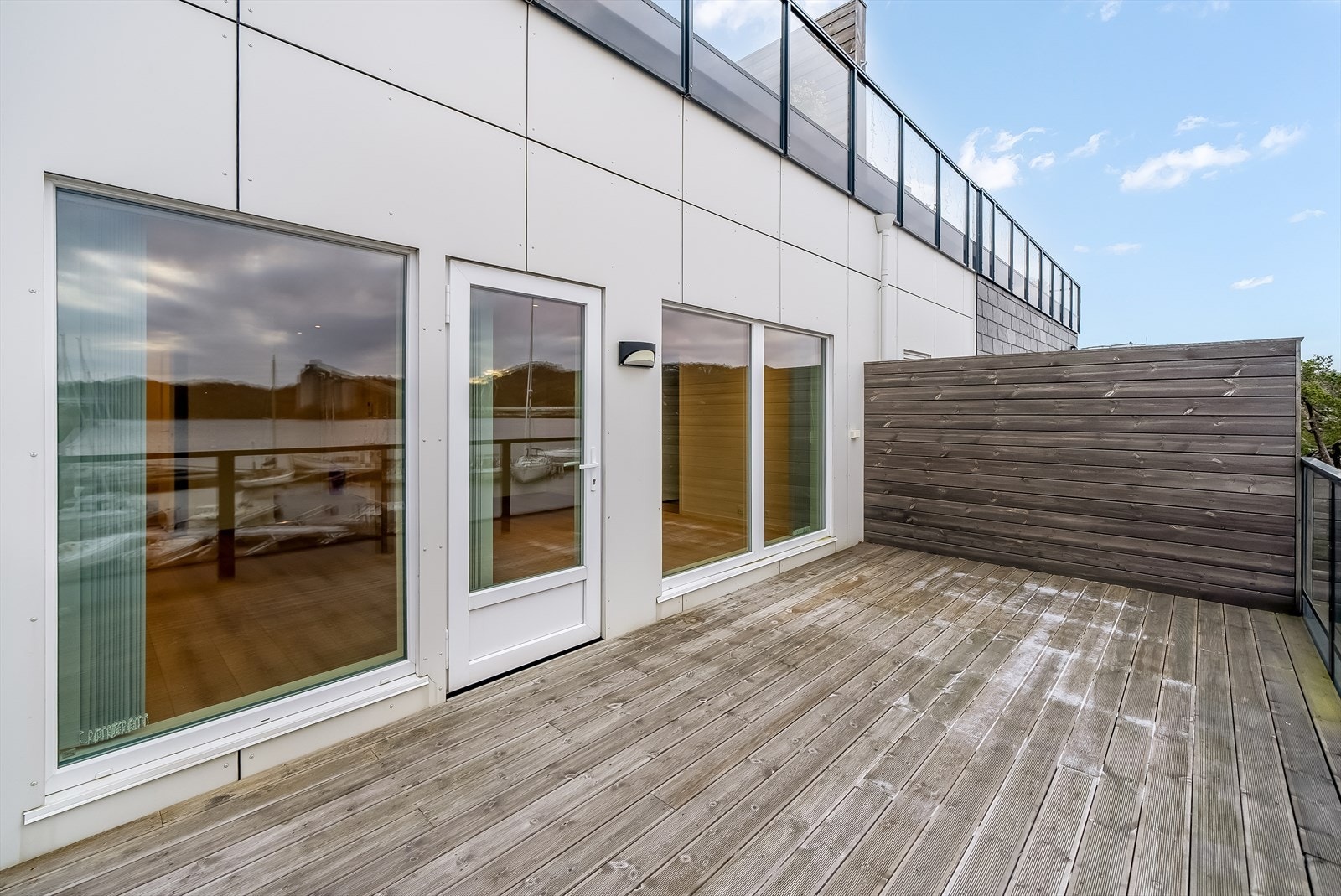 Stor terrasse hvor sola kan nytes store deler av dagen. Galleribilde