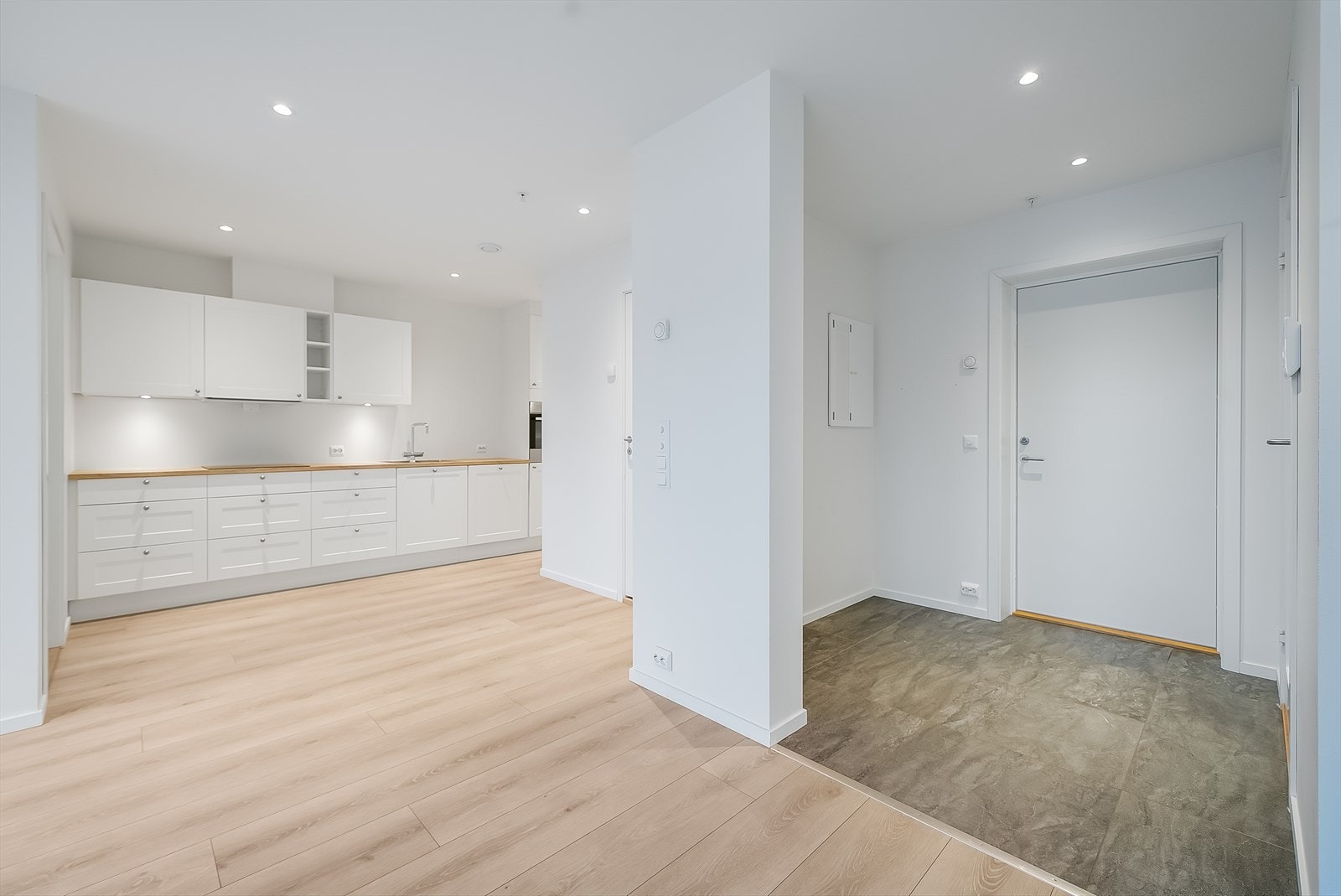 Fliselagt inngangsparti med avkledningsplass. Galleribilde