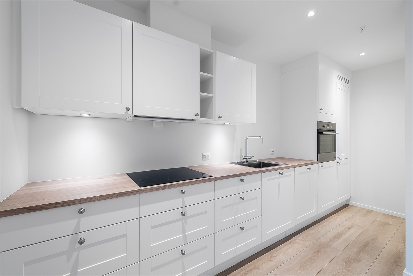 Kjøkkenets utforming gir rom for en god arbeidsplass. Galleribilde