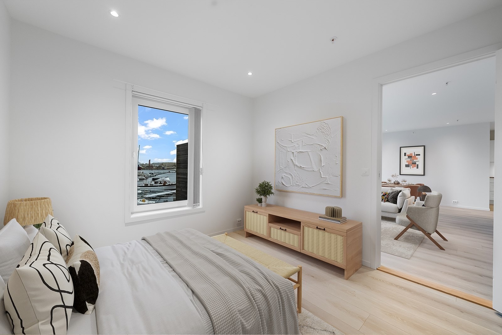 Virtuelt møblert hovedsoverom med utsikt mot havna. Galleribilde