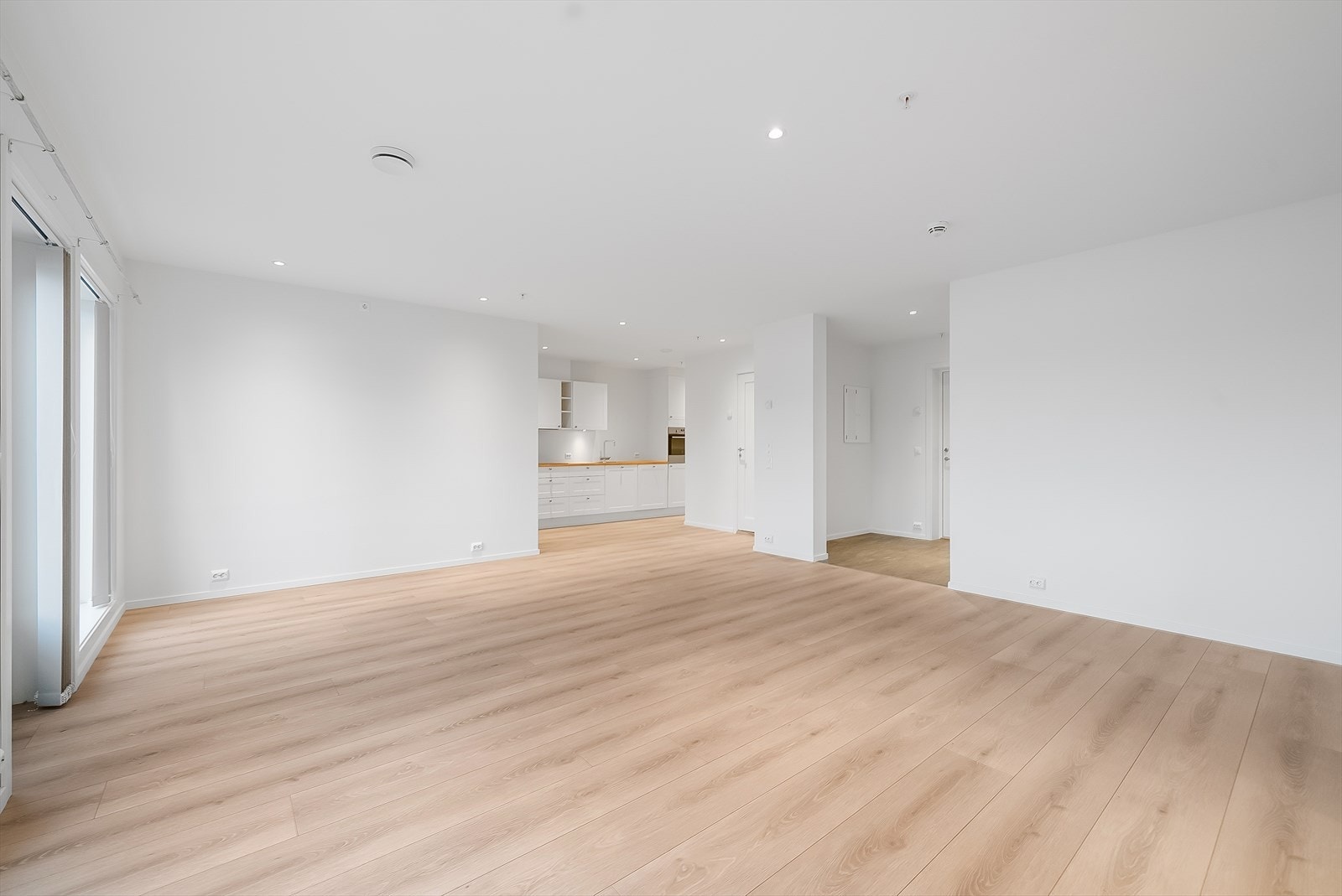 Kjøkkenet har en åpen, men naturlig avgrensning fra stua. Galleribilde