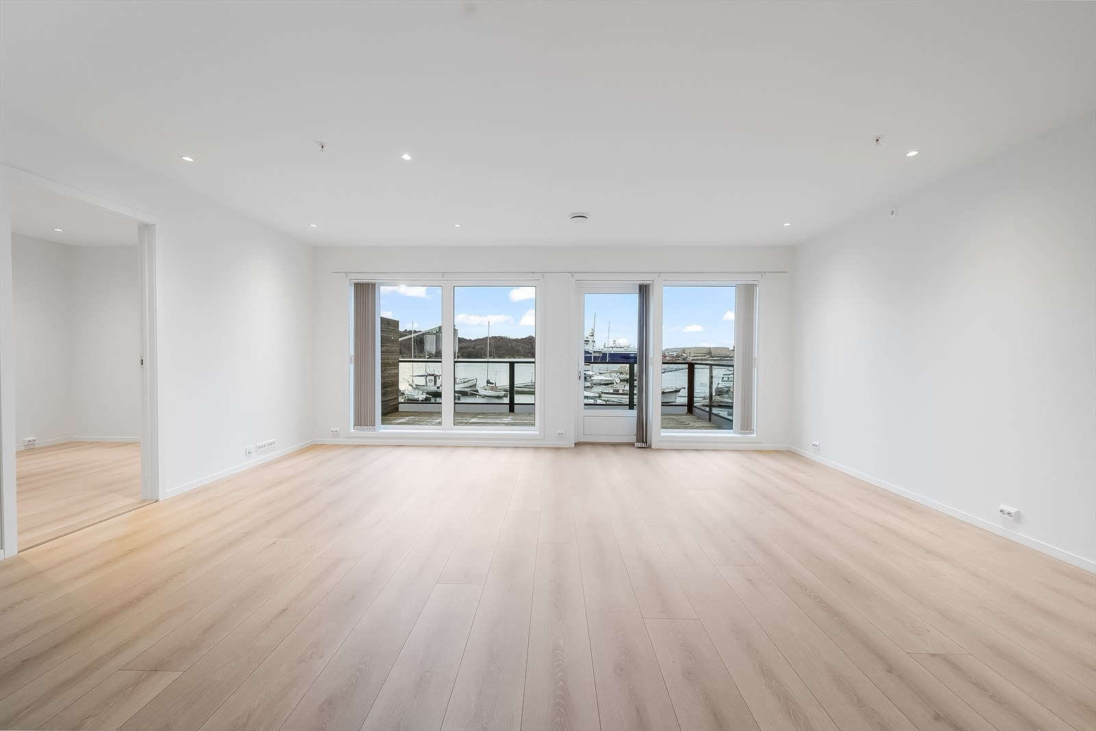 Store vindusflater i stuen gir godt med lys inn. Utgang til en romslig balkong med mye sol. Galleribilde