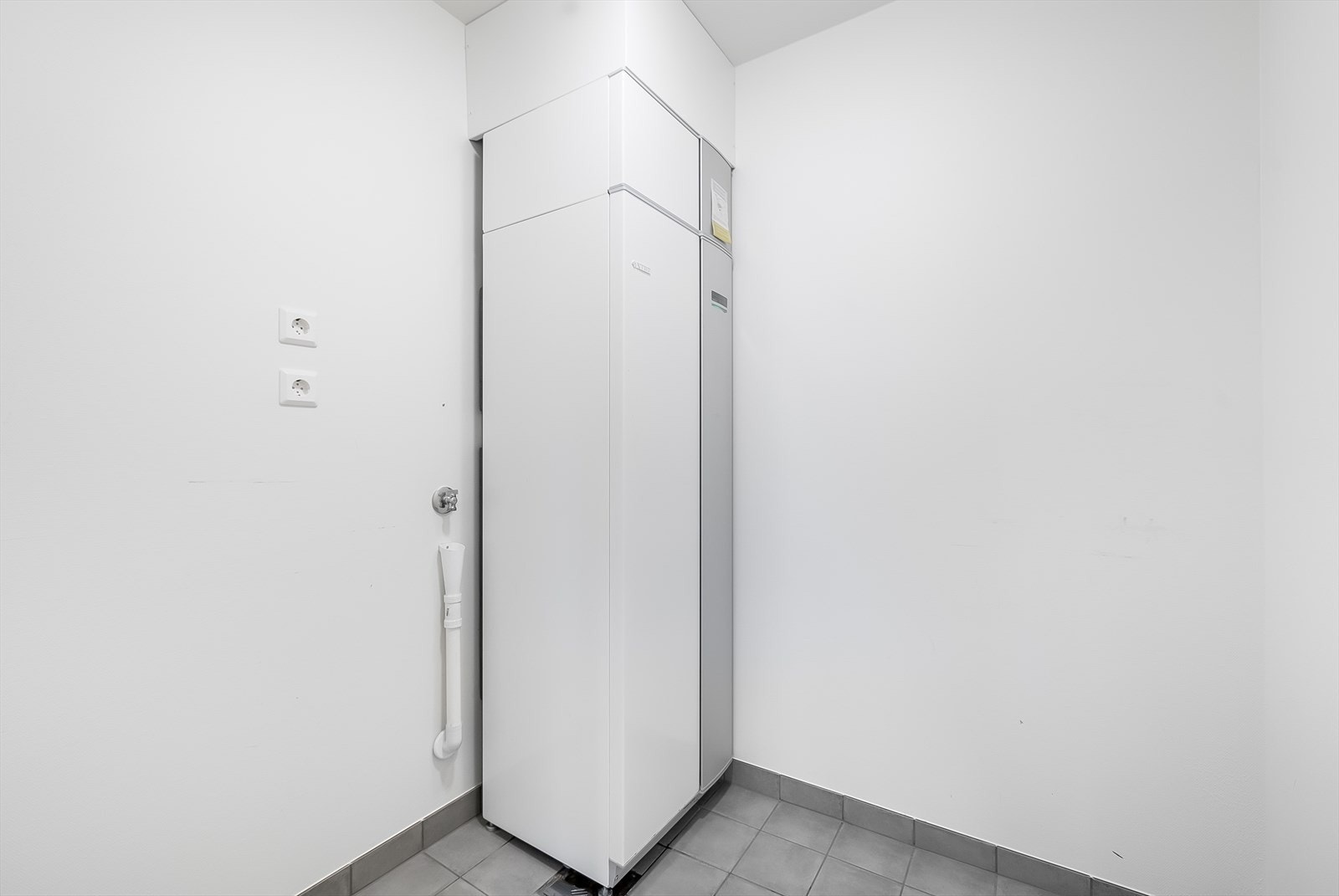 Teknisk rom med opplegg til vaskemaskin og plass til tørketrommel. Galleribilde