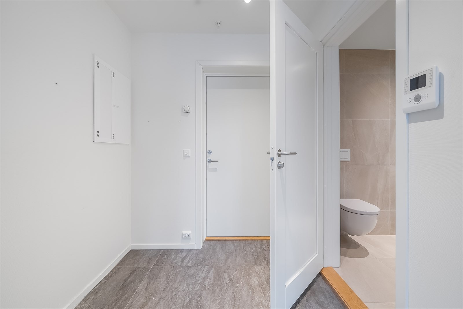 Adkomst til bad fra gangen. Callinganlegg med videofunksjon i gangen. Galleribilde