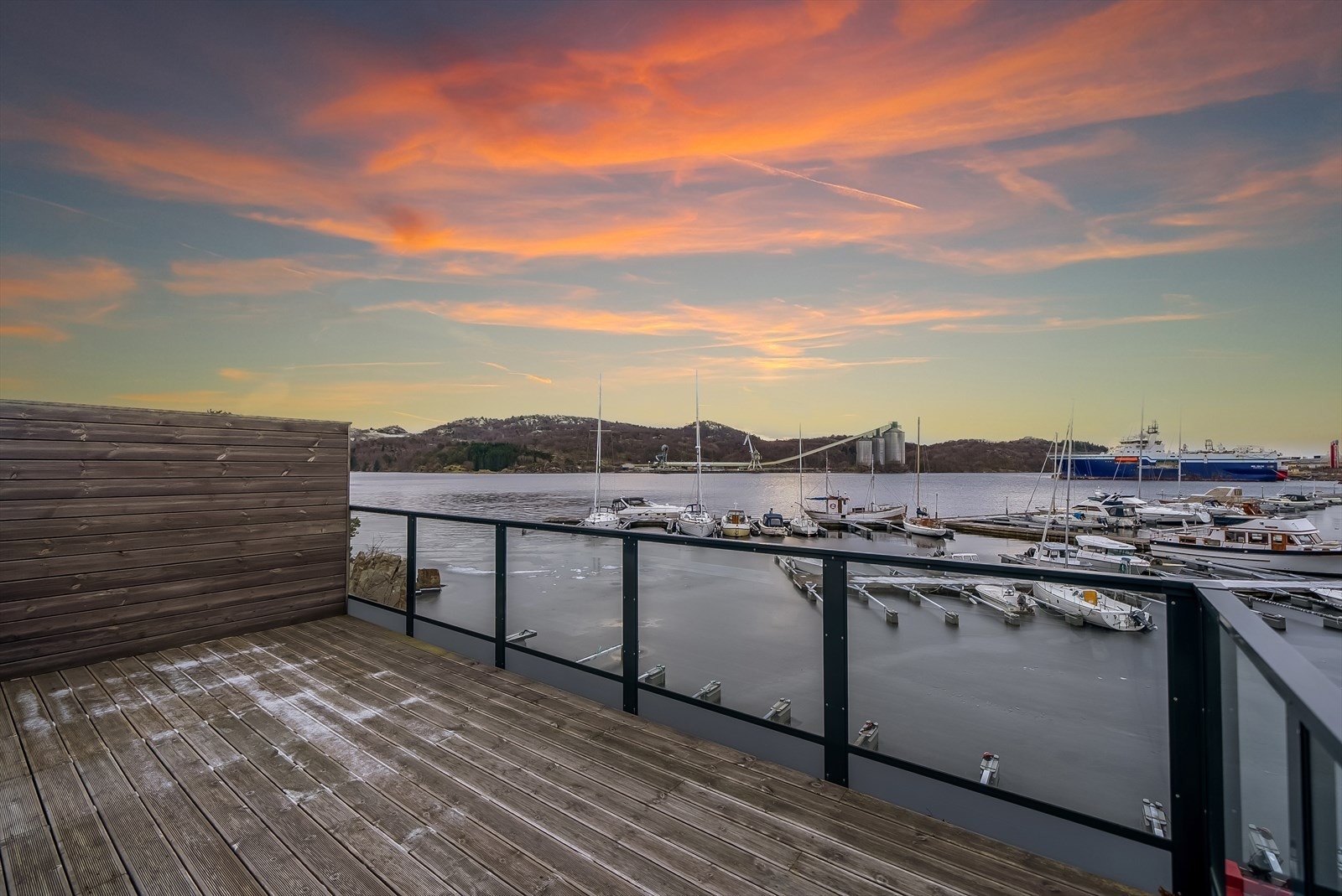 Flott kveldshimmel som kan skimtes fra leiligheten. Båtplass kan leies/kjøpes rett ved. Galleribilde