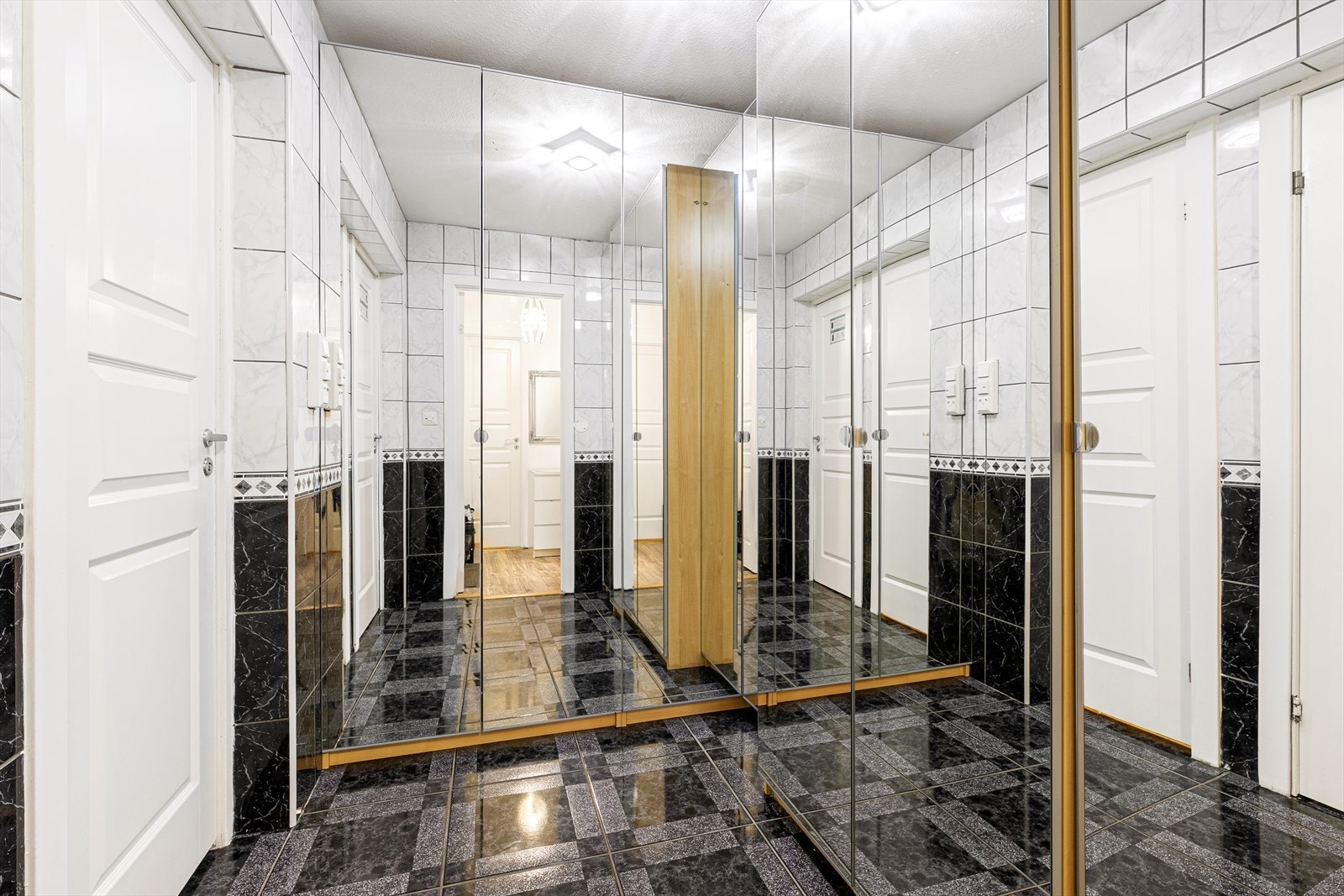 Mellomgang mellom bad og wc Galleribilde