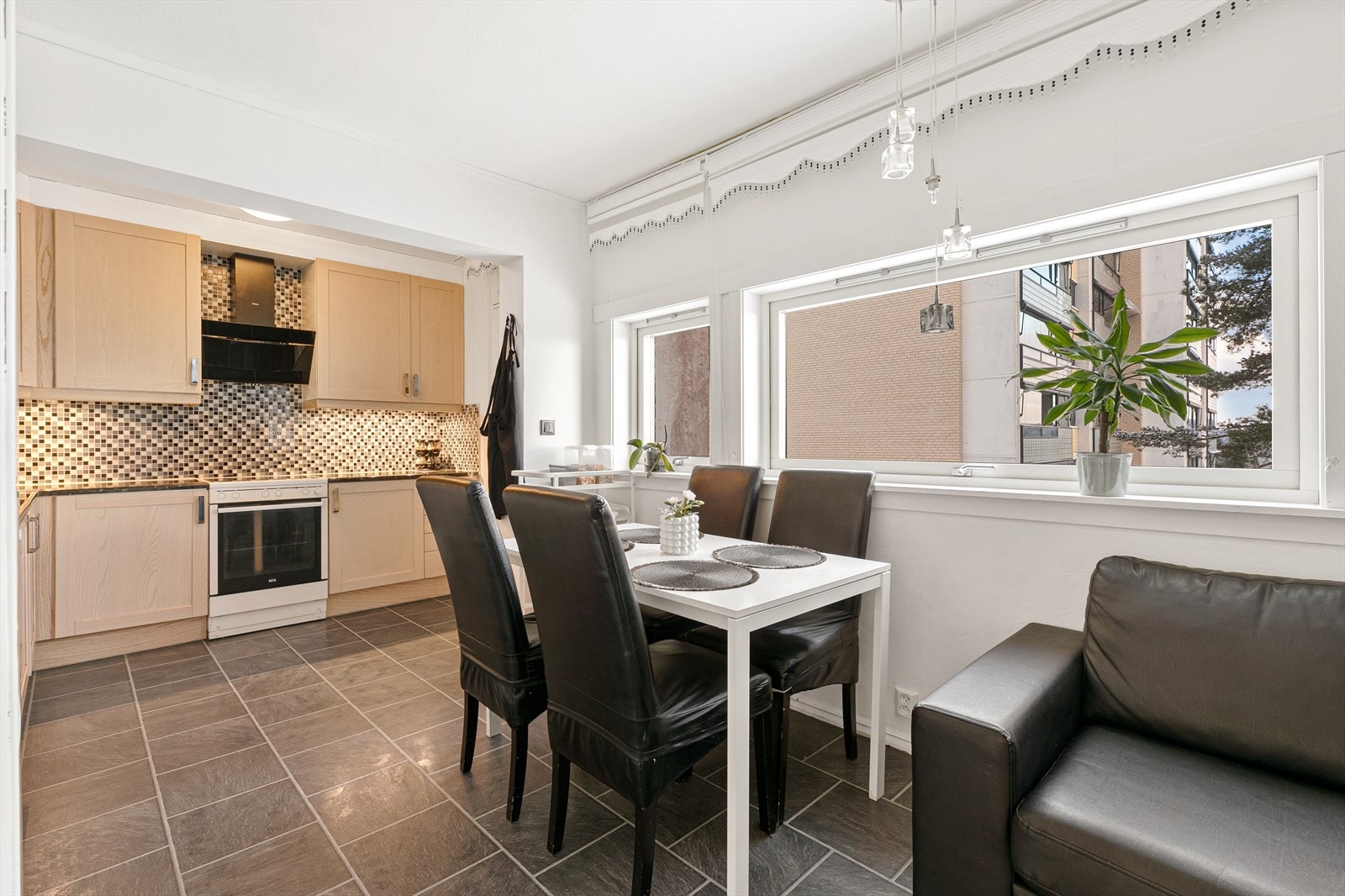 På kjøkkenet er også plass til større spisebord Galleribilde