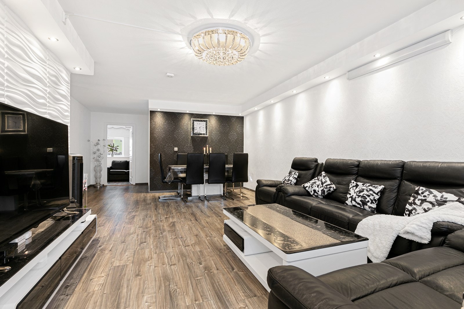 Meget romslig stue med god plass til sittegruppe og spisebord Galleribilde