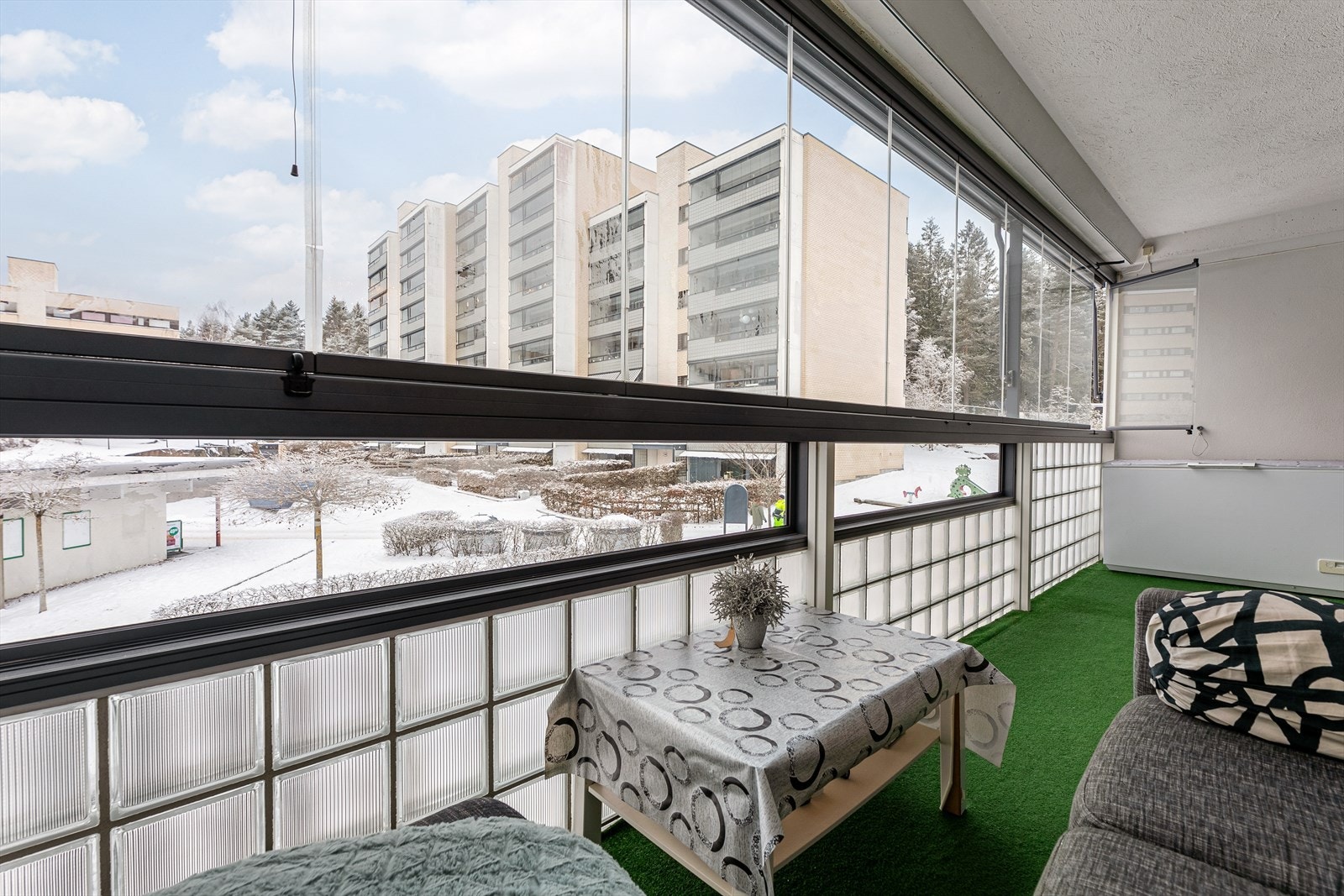 Rett foran leiligheten ligger nærbutikk Joker som også er søndagsåpent. Galleribilde