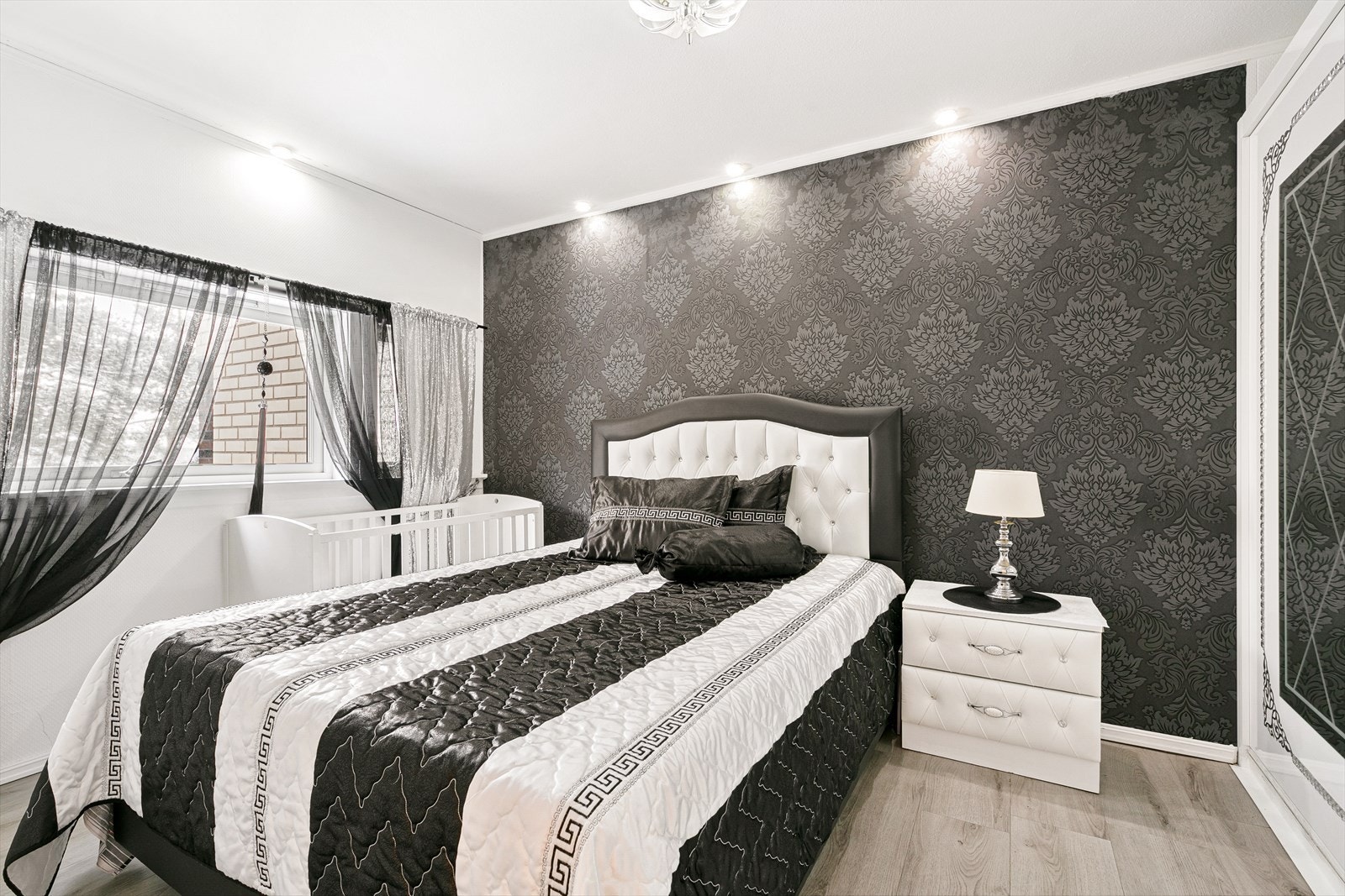 Meget romslig soverom med god plass til dobbeltseng med tilhørende møblement og garderobeløsning Galleribilde