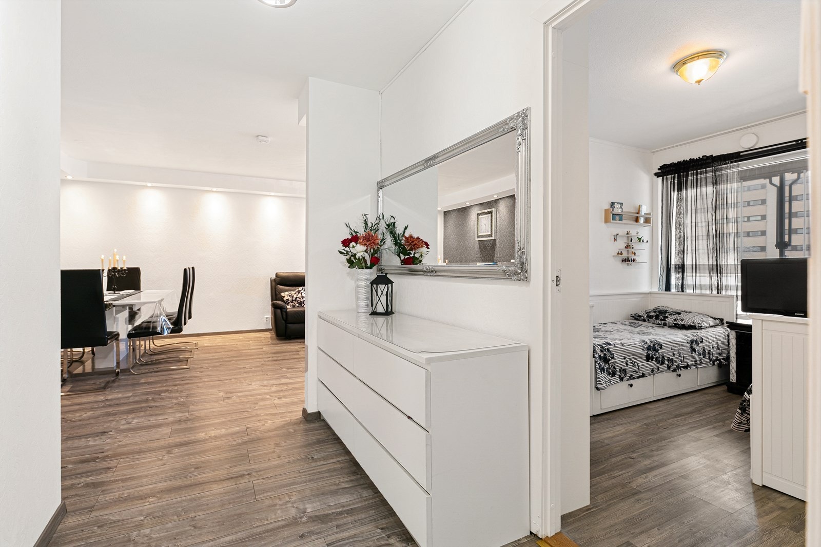 Entré med tilgang til soverom 2 og bad samt separat wc Galleribilde