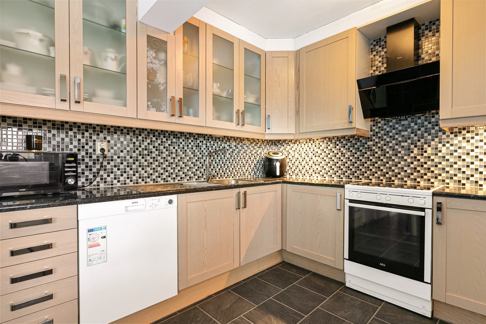 Meget romslig kjøkken med god skap og benkeplass Galleribilde