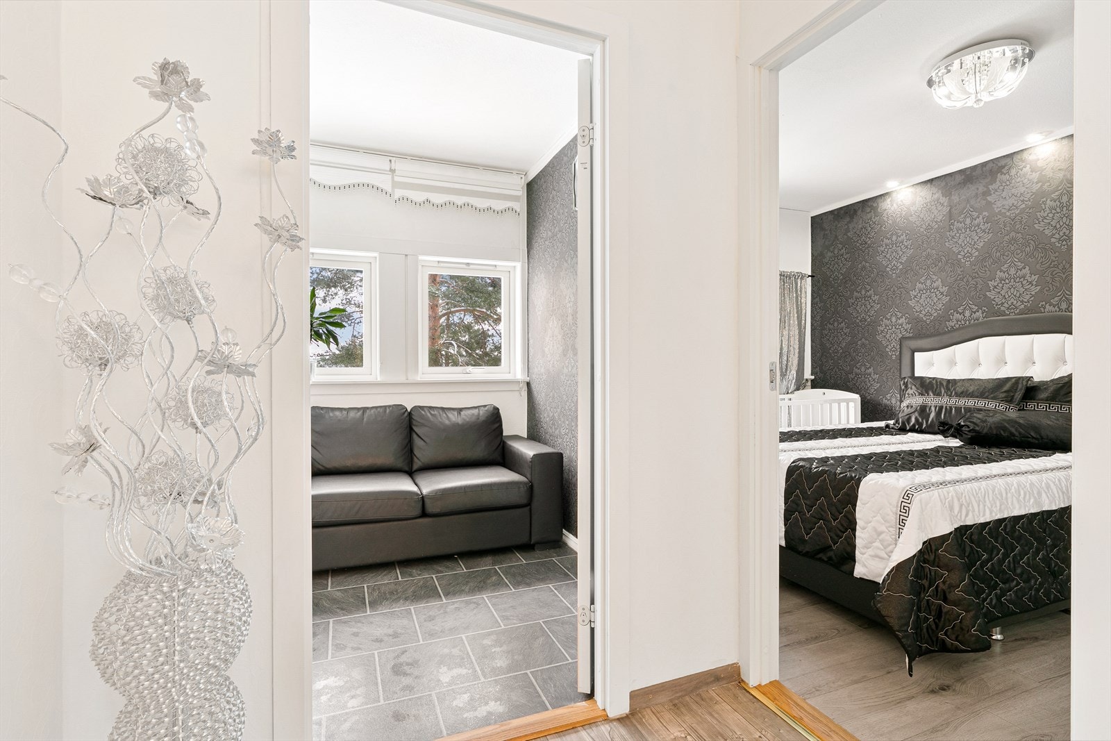 Mellomgang mellom stue, kjøkken og hovedsoverom Galleribilde